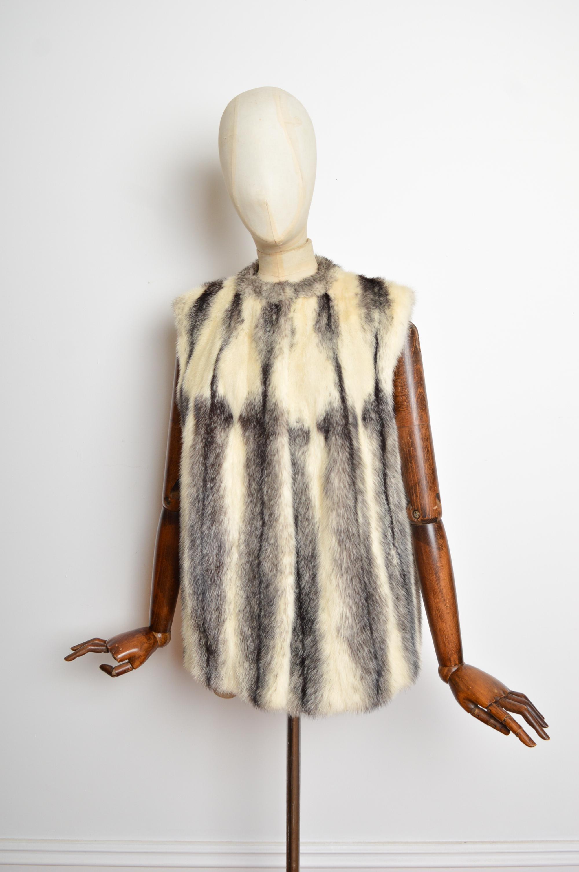 Ein Super Vintage Nerz Pelz Gilet, gefertigt aus Plüsch schwarz & weiß gesprenkelt Nerz Felle. Sie hat einen abgerundeten Kragen, Hüfttaschen und einen Hufschmiedhakenverschluss in der Mitte. 
Beschafft in Paris.
Empfohlene Größe; UK 8 - 12
Die Maße