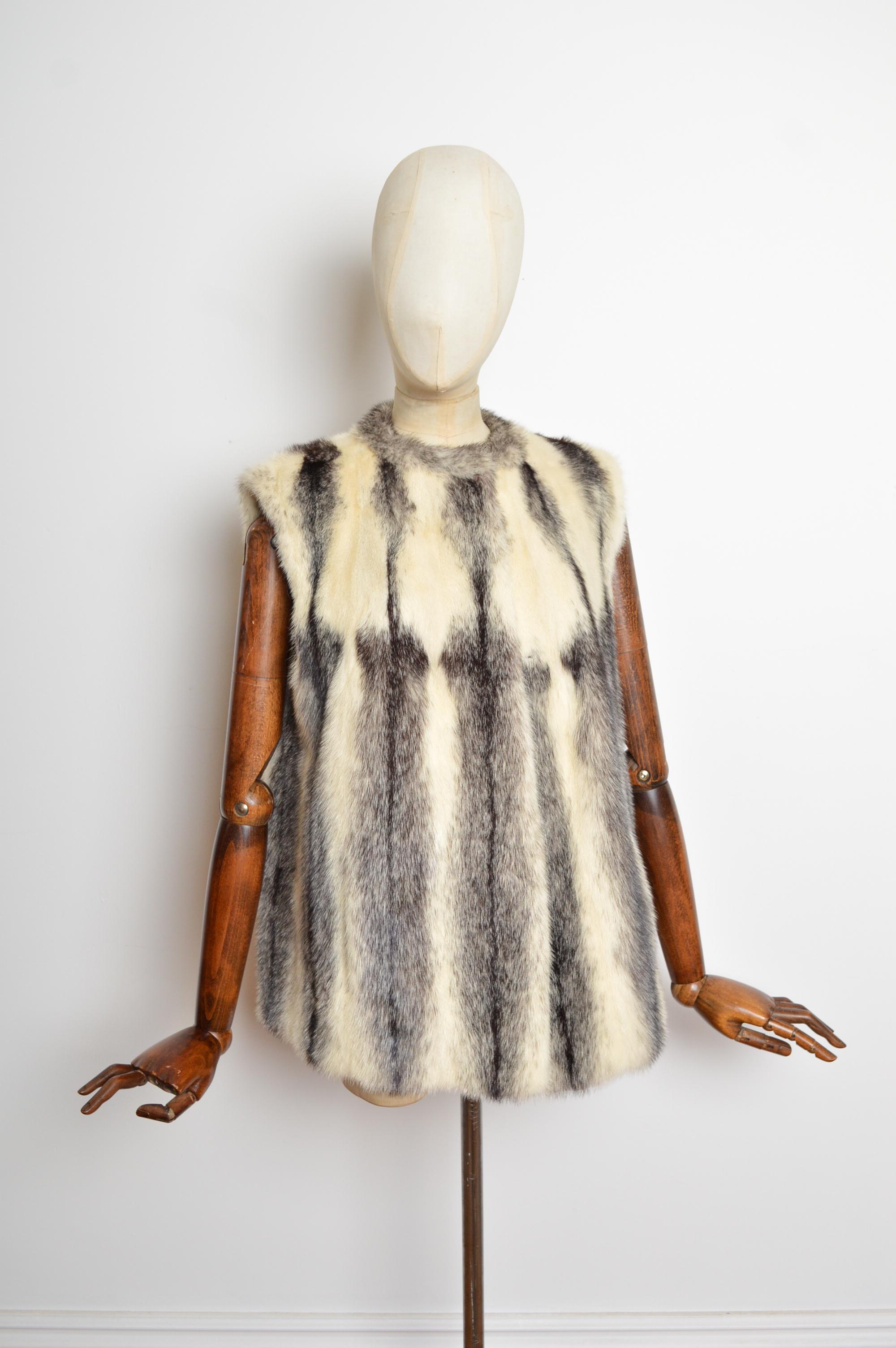 Sublime Vintage White & Black Cross Mink Fur Gilet - Ärmelloser Pelzmantel (Beige) im Angebot