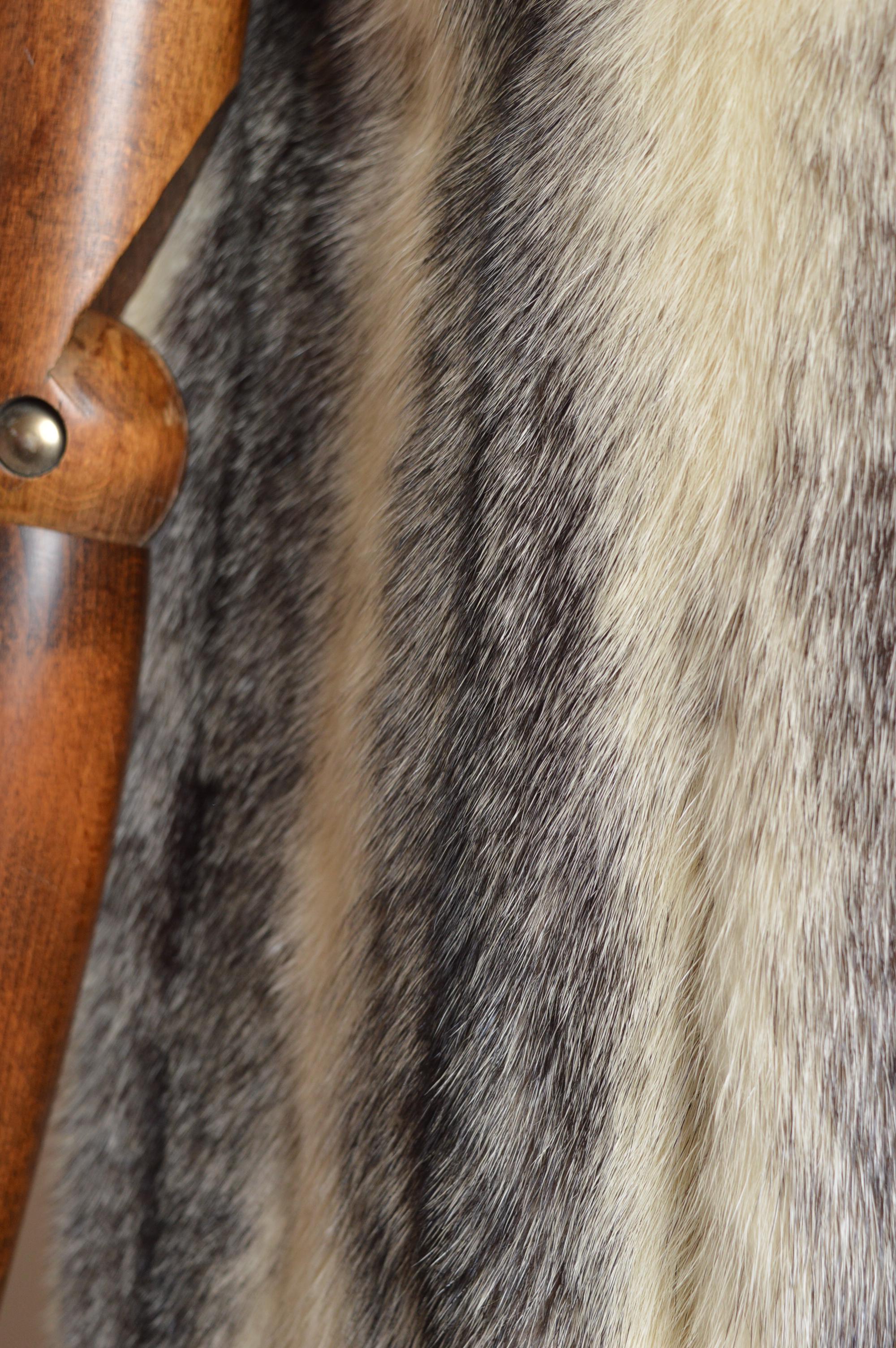 Sublime Vintage White & Black Cross Mink Fur Gilet - Ärmelloser Pelzmantel im Angebot 1