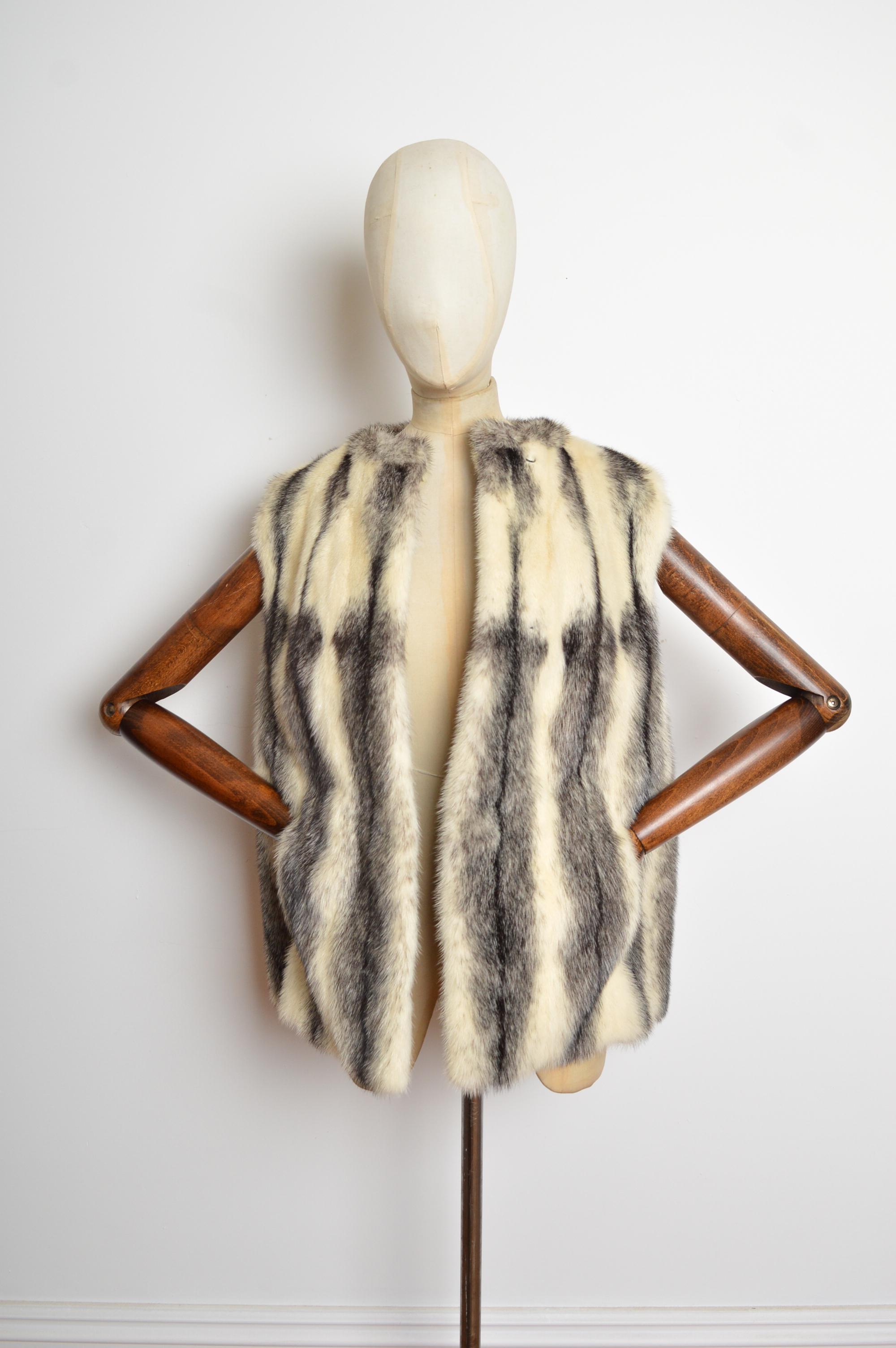 Sublime Vintage White & Black Cross Mink Fur Gilet - Ärmelloser Pelzmantel im Angebot 3