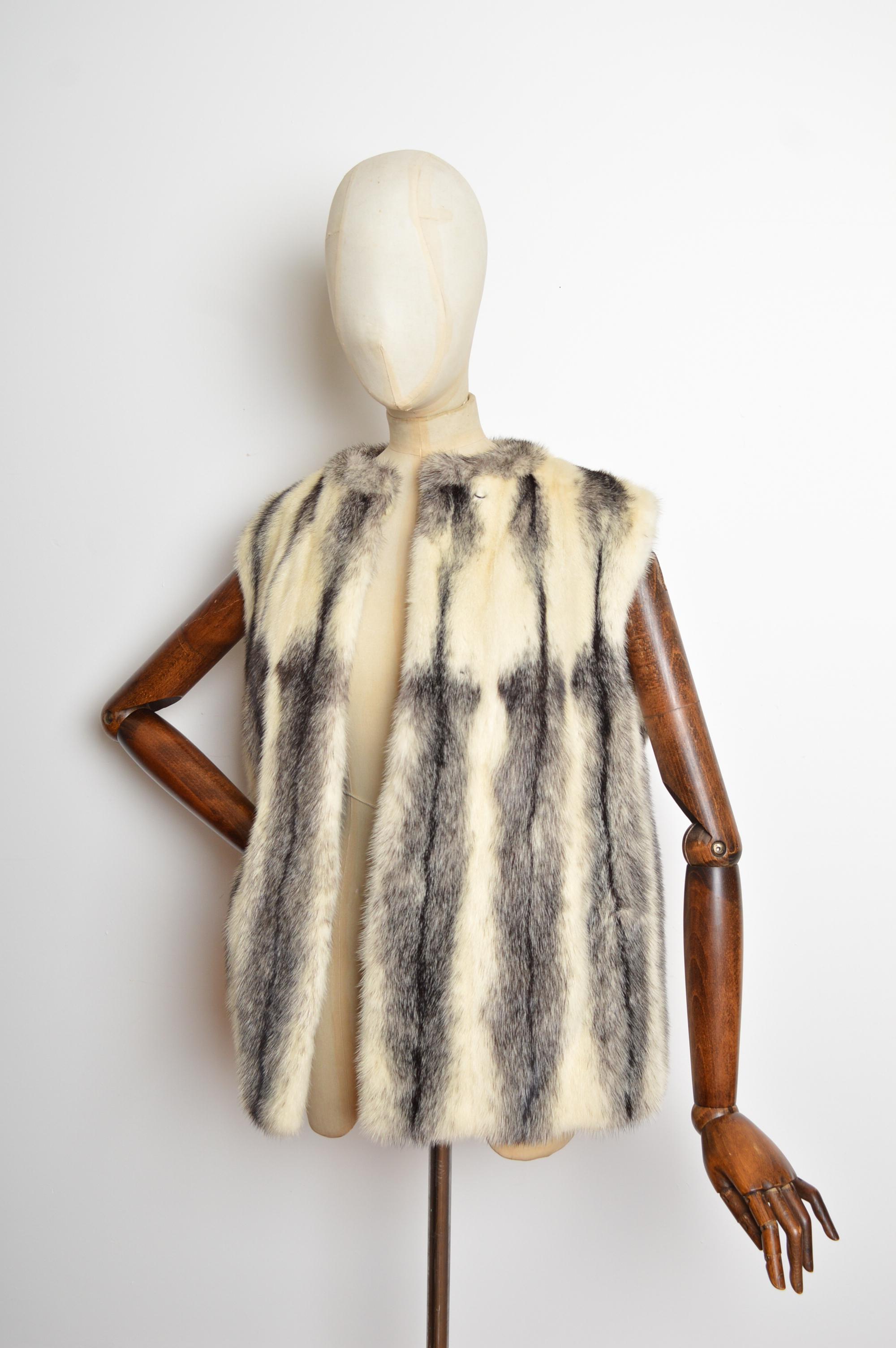 Sublime Vintage White & Black Cross Mink Fur Gilet - Ärmelloser Pelzmantel im Angebot 4