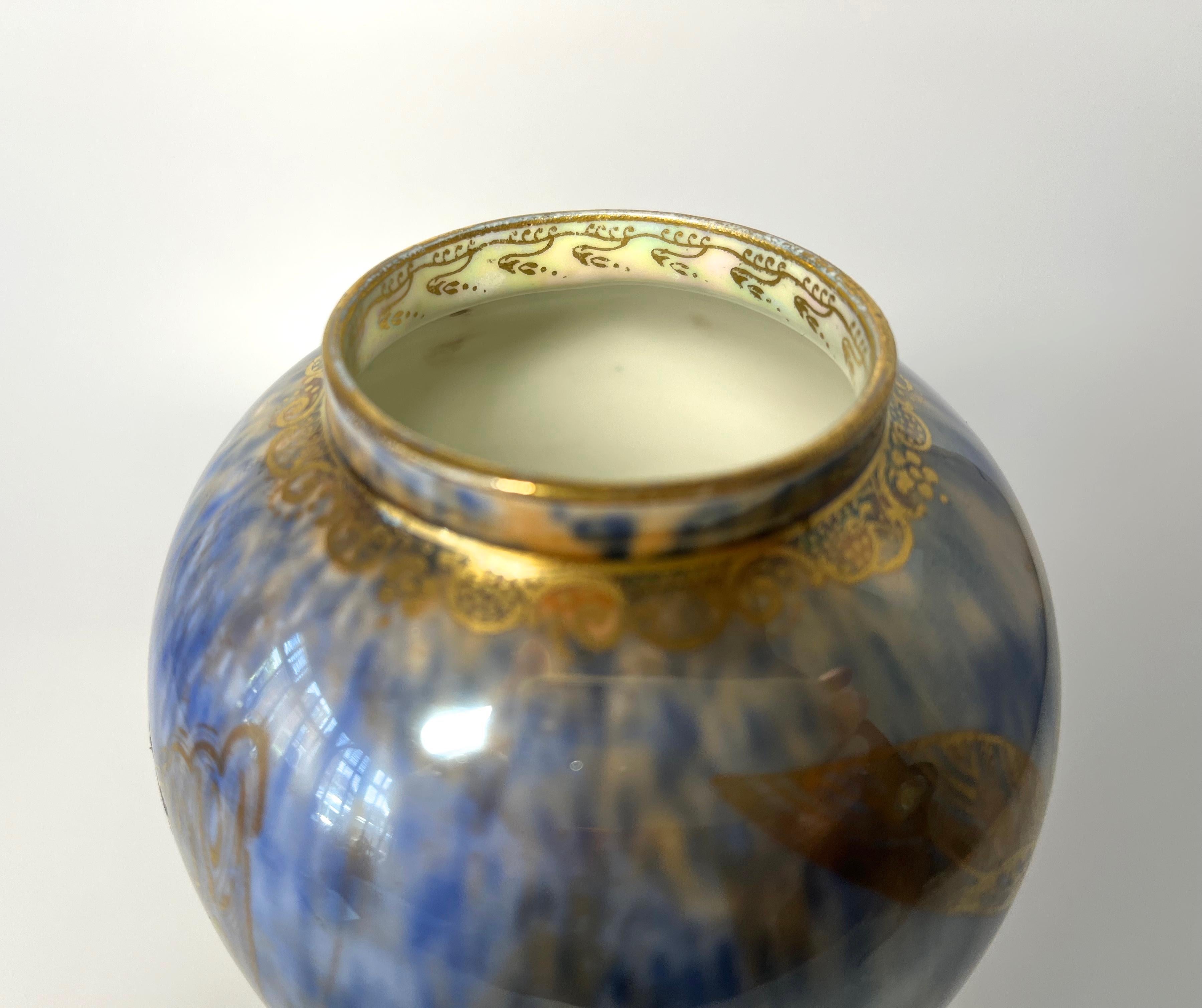 Sublime Wedgwood Ordinary Lustre Butterflies Baluster Porcelain Vase #Z4830 For Sale 4