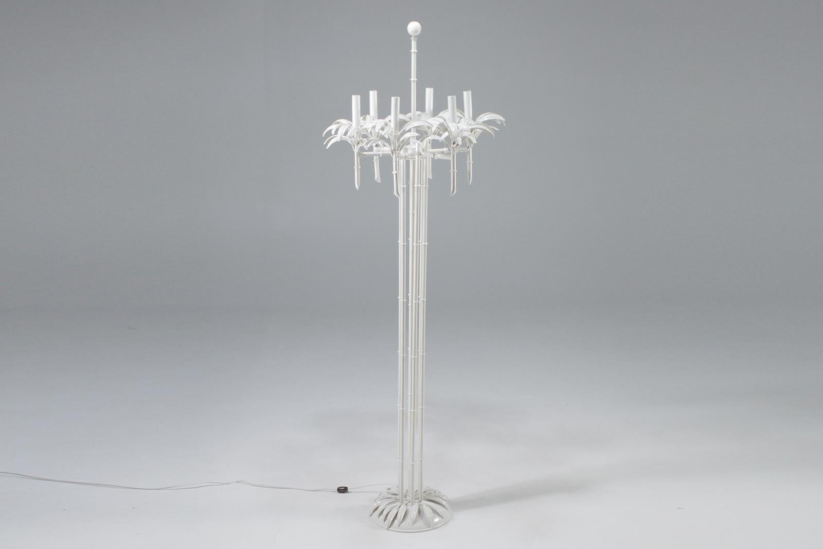 Äußerst dramatische Stehlampe aus weißem Zinn mit Kunstbambus und Palmenmotiv (amerikanisch) im Angebot