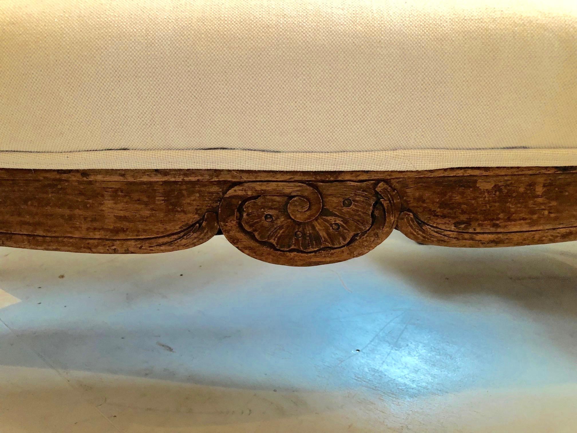 Sublimely Elegant Early French Carved Wood Sofa with New Upholstery (Frühes 19. Jahrhundert)