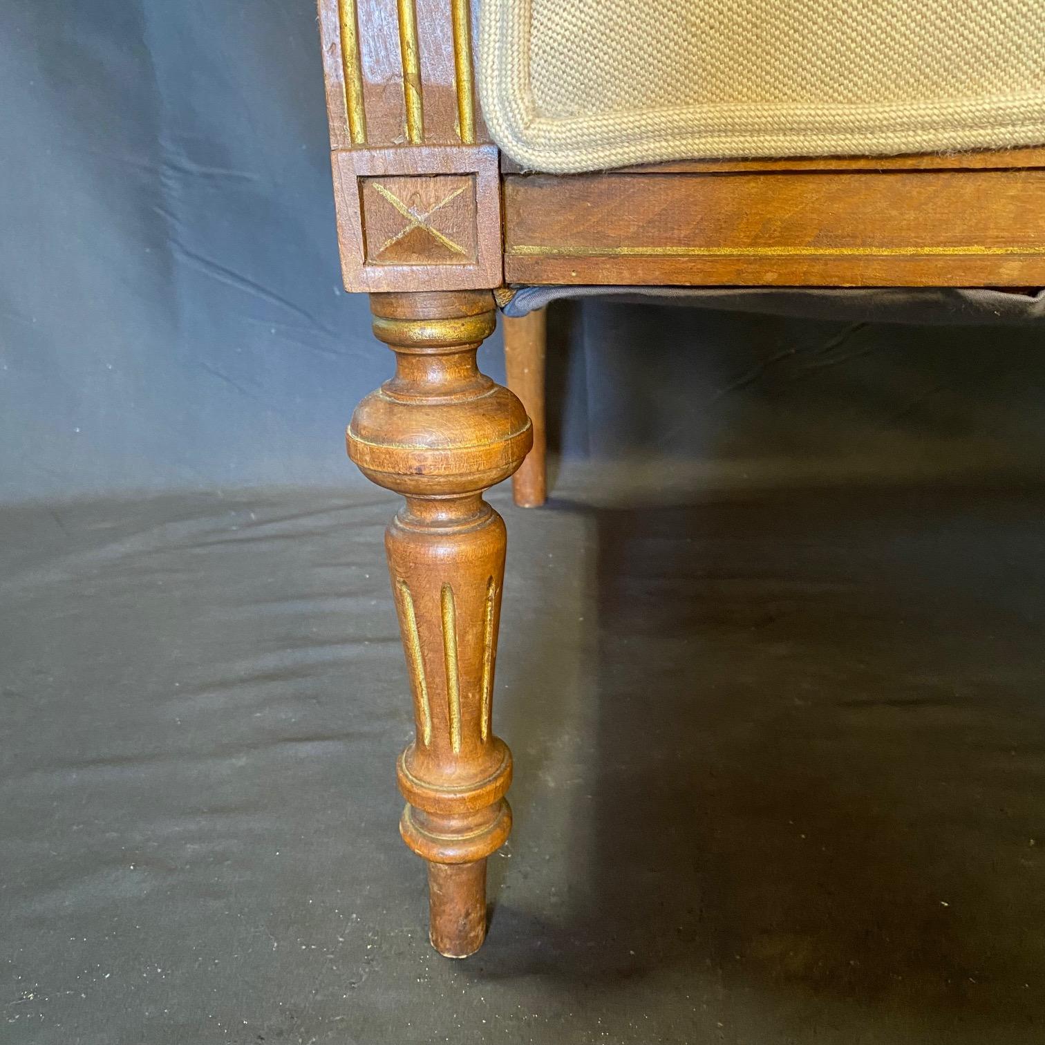 Fauteuil de canapé Louis XVI très élégant de Parlor Suite en vente 3