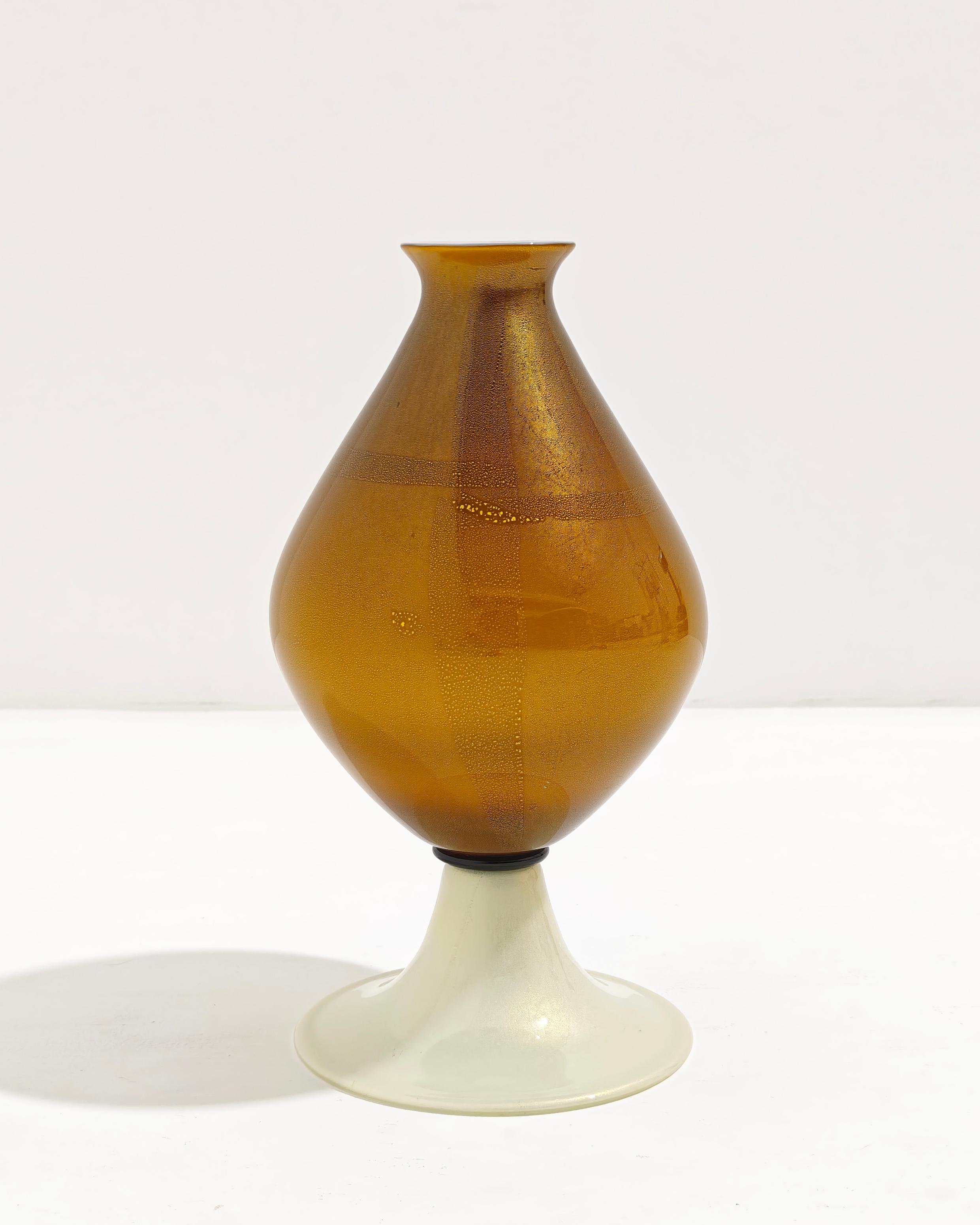 20ième siècle Vase en verre Murano Glass submergé et gainé Made in Italy 60/70s Mid-Century Modern en vente