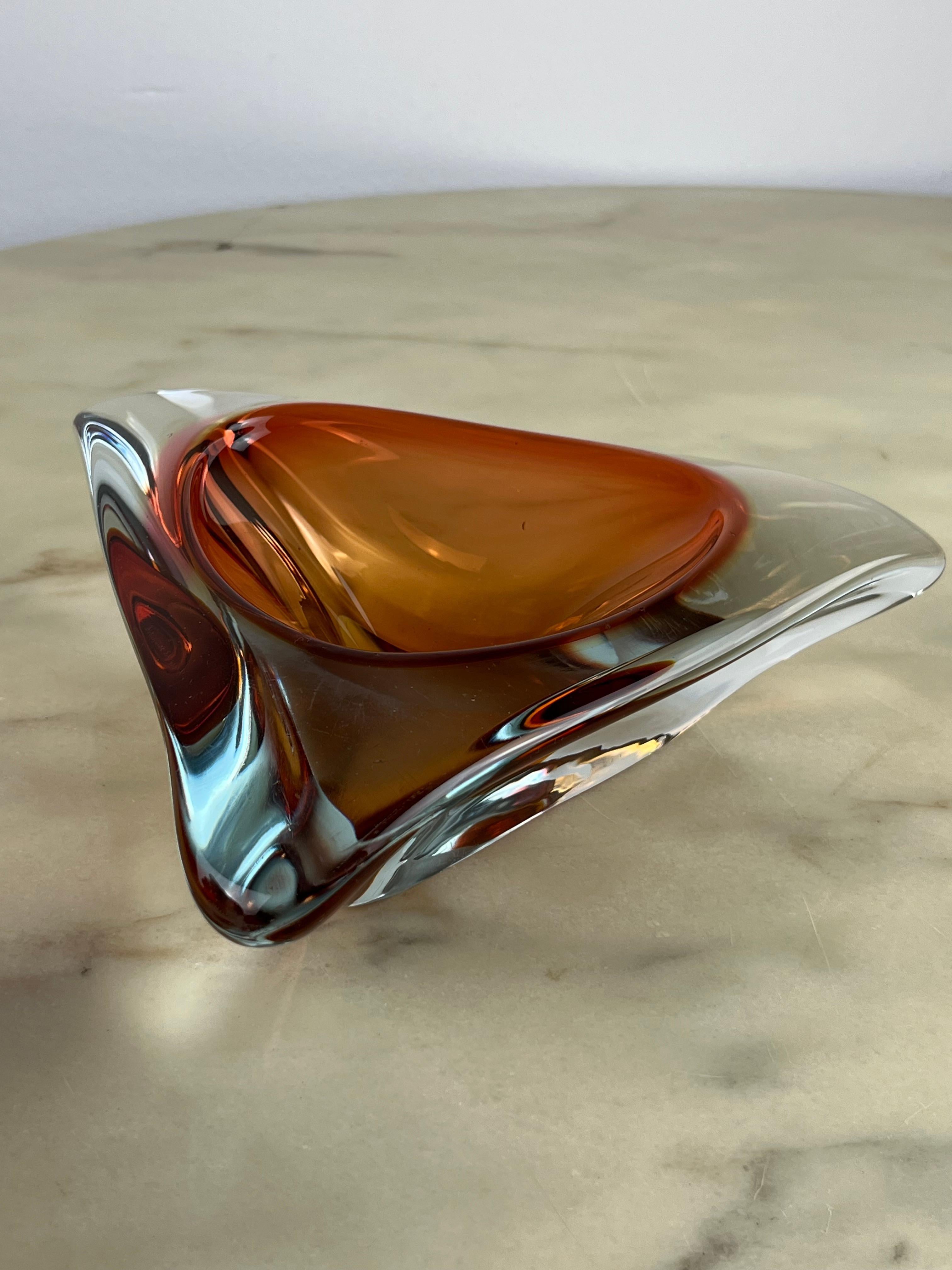 Submerged glass ashtray from Murano, Italy, 1970s, it was purchased by my great-grandfather in Venice.
Small signs of age. A chip is highlighted by one of the descriptive photographs.
Very rare object to find today.
