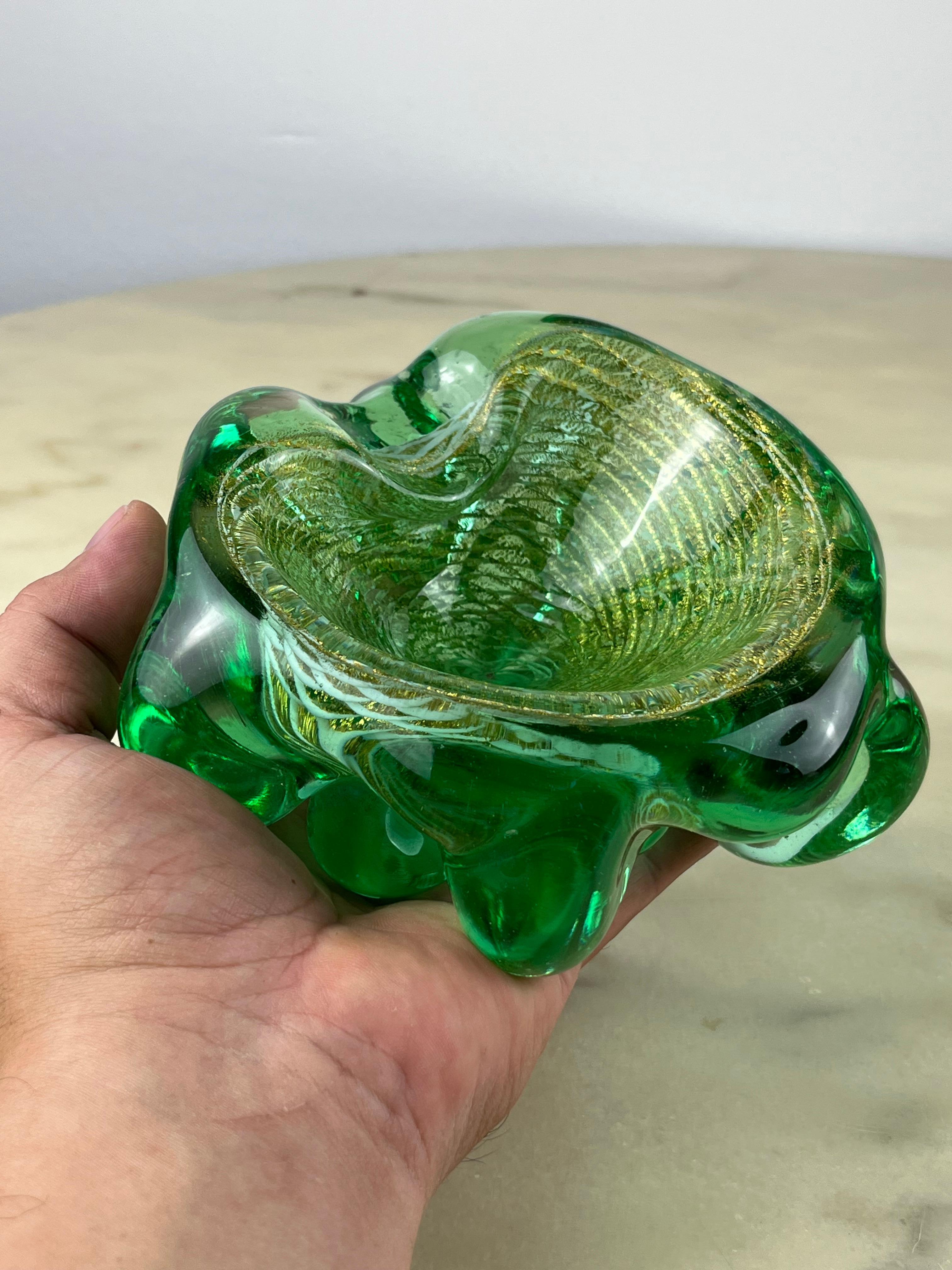Aschenbecher aus Murano-Glas, zugeschrieben Barovier&Toso, Italien, 1970er Jahre, von meinem Urgroßvater in Venedig erworben.
Kleine Zeichen der Zeit.
Ein sehr seltenes Objekt, das heute zu finden ist.

Barovier & Toso ist ein Murano-Glasunternehmen