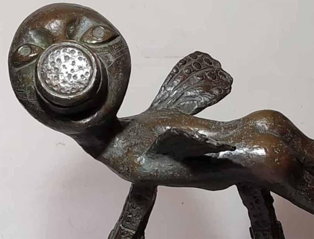 Sculpture figurative en bronze de l'artiste contemporain indien City Bred « En stock » - Or Figurative Sculpture par Subrata Biswas