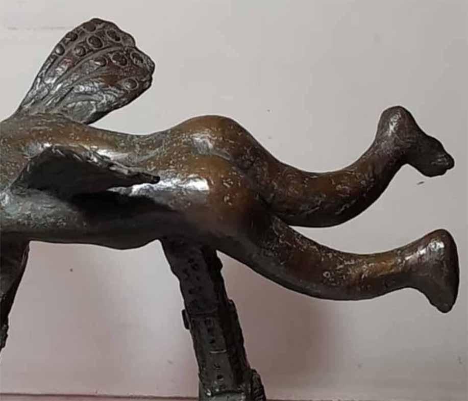 Subrata Biswas - City Bred - H : 21 Pouces x L : 20 Pouces X P : 9.5 Pouces
Sculpture en bronze.

Les trois sculptures de Subrata Biswas, 
