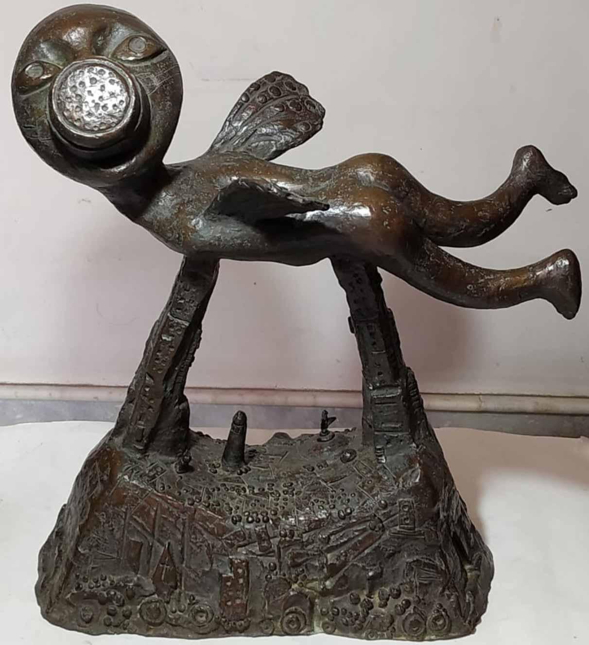 Figurative Sculpture Subrata Biswas - Sculpture figurative en bronze de l'artiste contemporain indien City Bred « En stock »