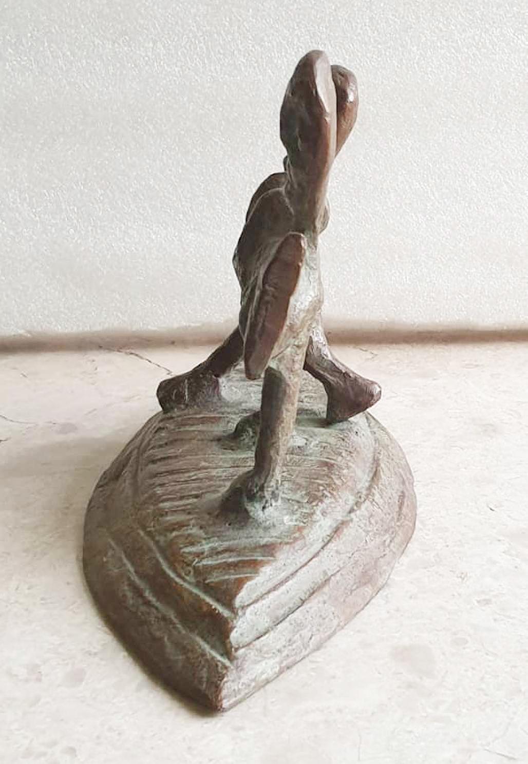 Subrata Biswas - Vie innocente
Bronze, H 6 x L 11 x P 4.75 pouces

Style : Le motif de l'enfant dans sa forme la plus élémentaire apparaît assez souvent dans les œuvres de Subrata Biswas. La forme humaine élémentaire représentant l'enfant complète
