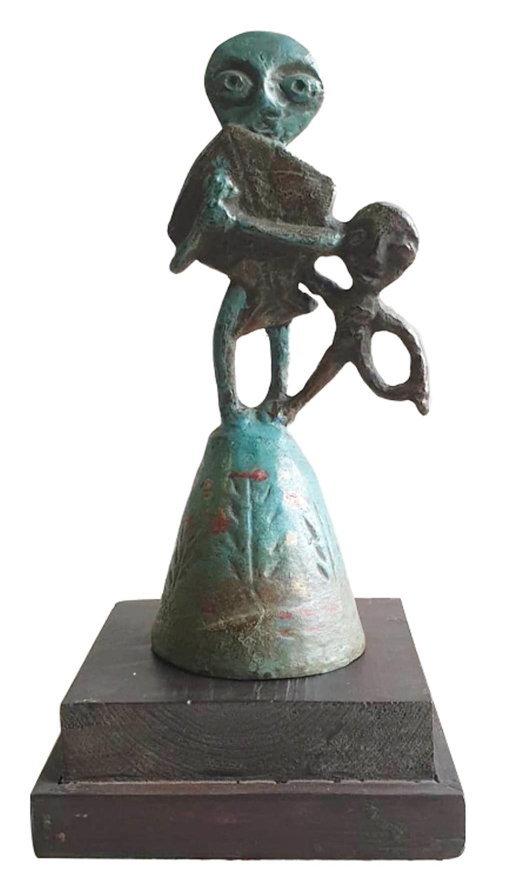 Subrata Biswas - Vida inocente
Bronce, Al 9,5 x An 4,5 x Pr 3,5 pulgadas

Estilo : El motivo de un niño en su forma más básica aparece muy repetidamente en las obras de Subrata Biswas. La forma humana elemental que representa al niño complementa la