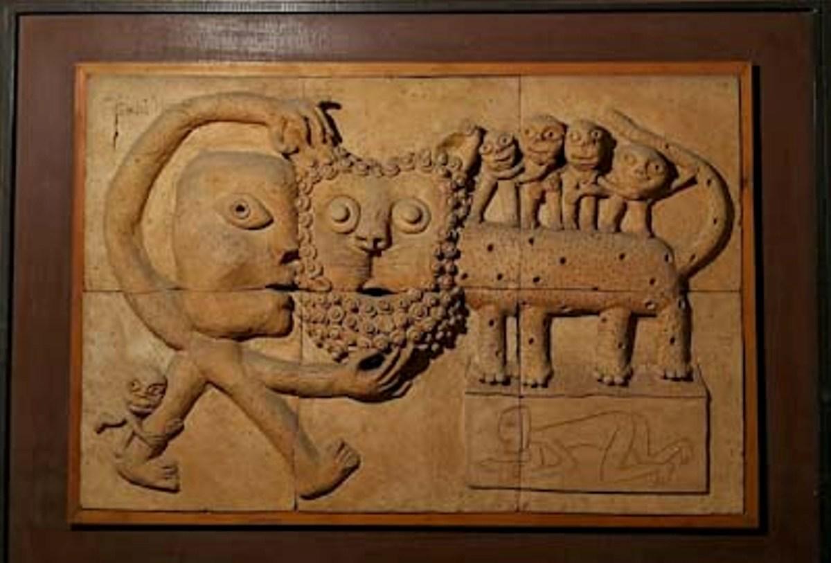Figurative Sculpture Subrata Biswas - Men & Animal, terre cuite, marron, de l'artiste indien contemporain « en stock »