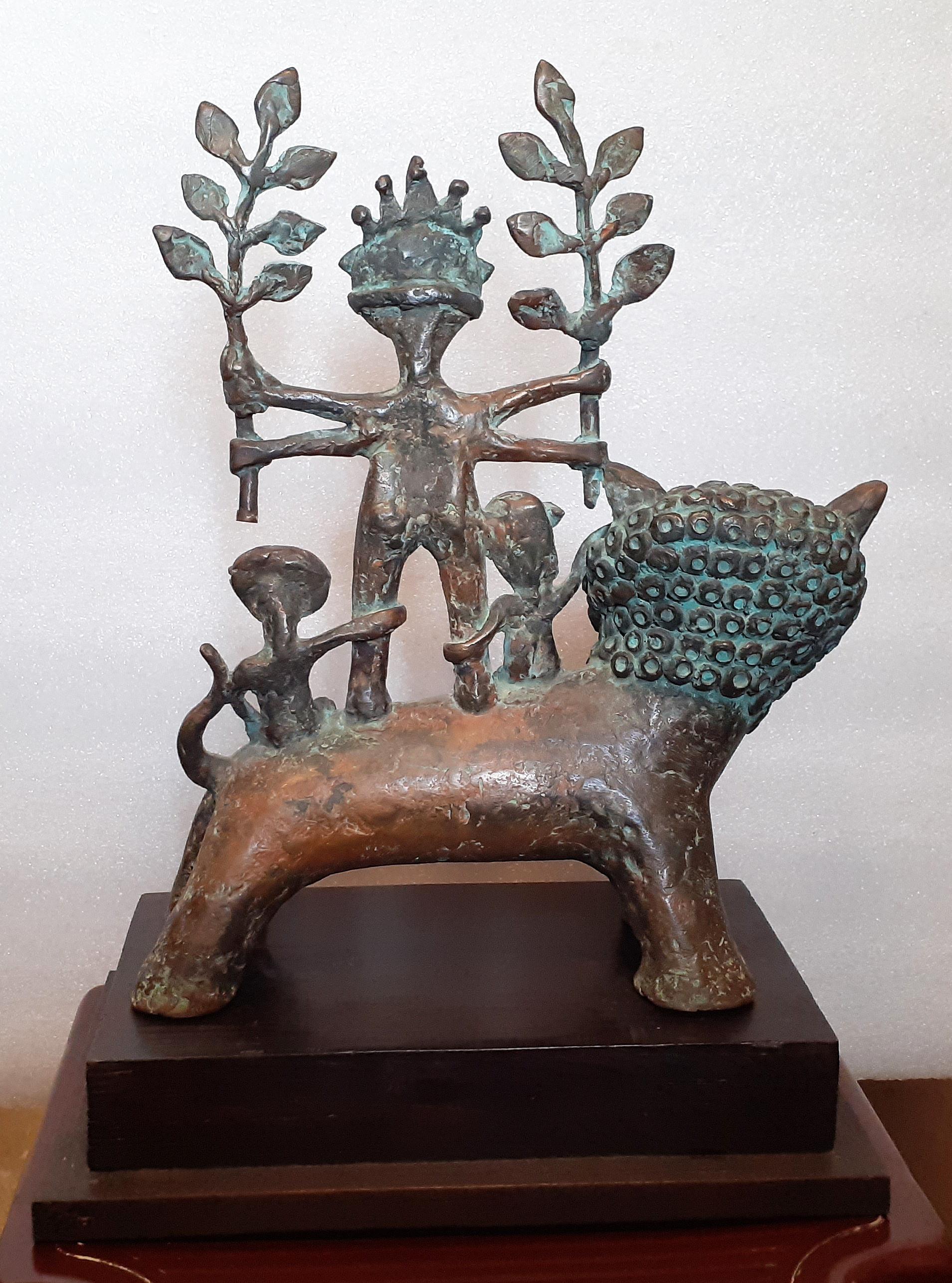 Mère Nature, bronze figuratif de l'artiste indien contemporain « en stock » - Or Figurative Sculpture par Subrata Biswas