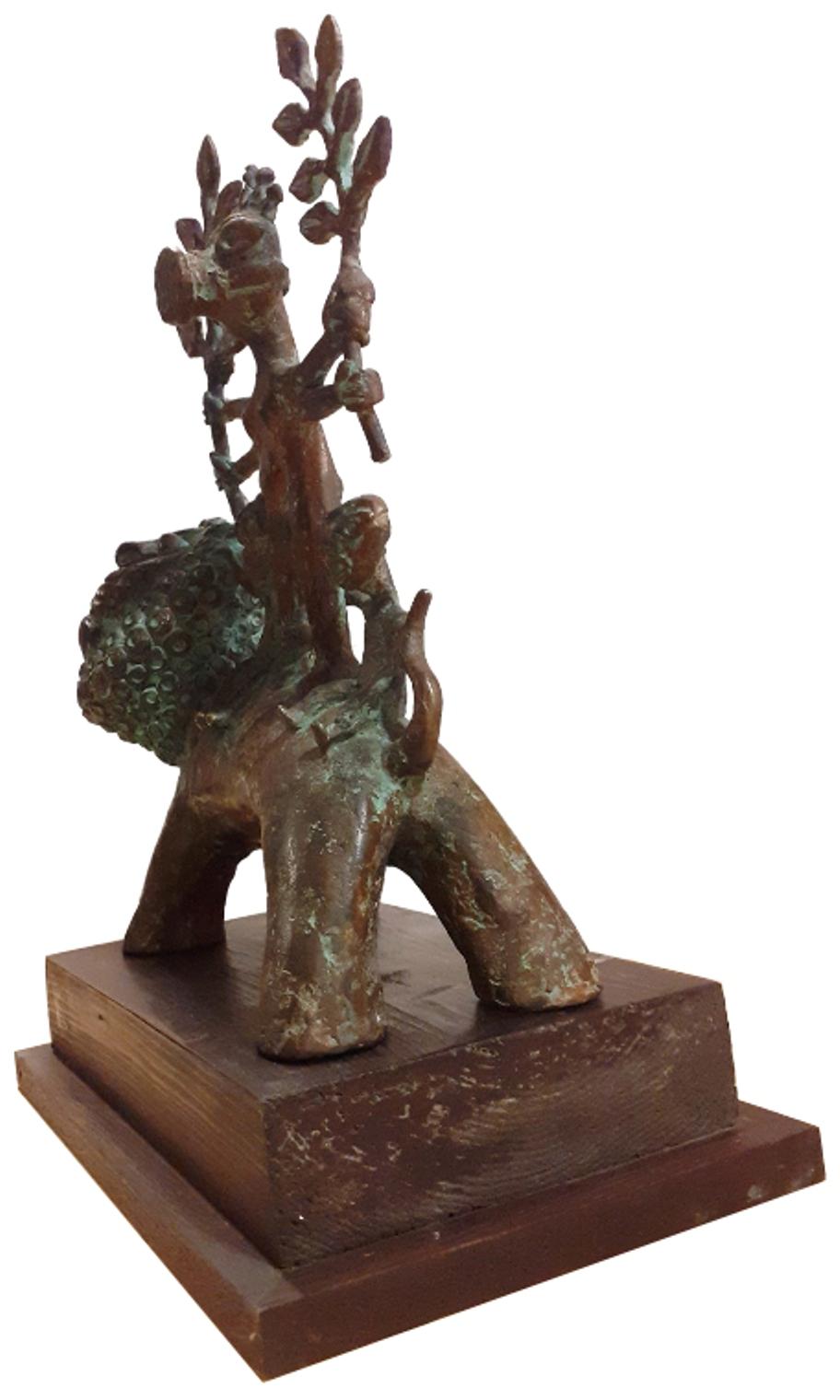Subrata Biswas - Mère Nature
Bronze, H 11.75 x L 9 x P 3.75 pouces

Style : Le motif de l'enfant dans sa forme la plus élémentaire apparaît assez souvent dans les œuvres de Subrata Biswas. La forme humaine élémentaire représentant l'enfant complète