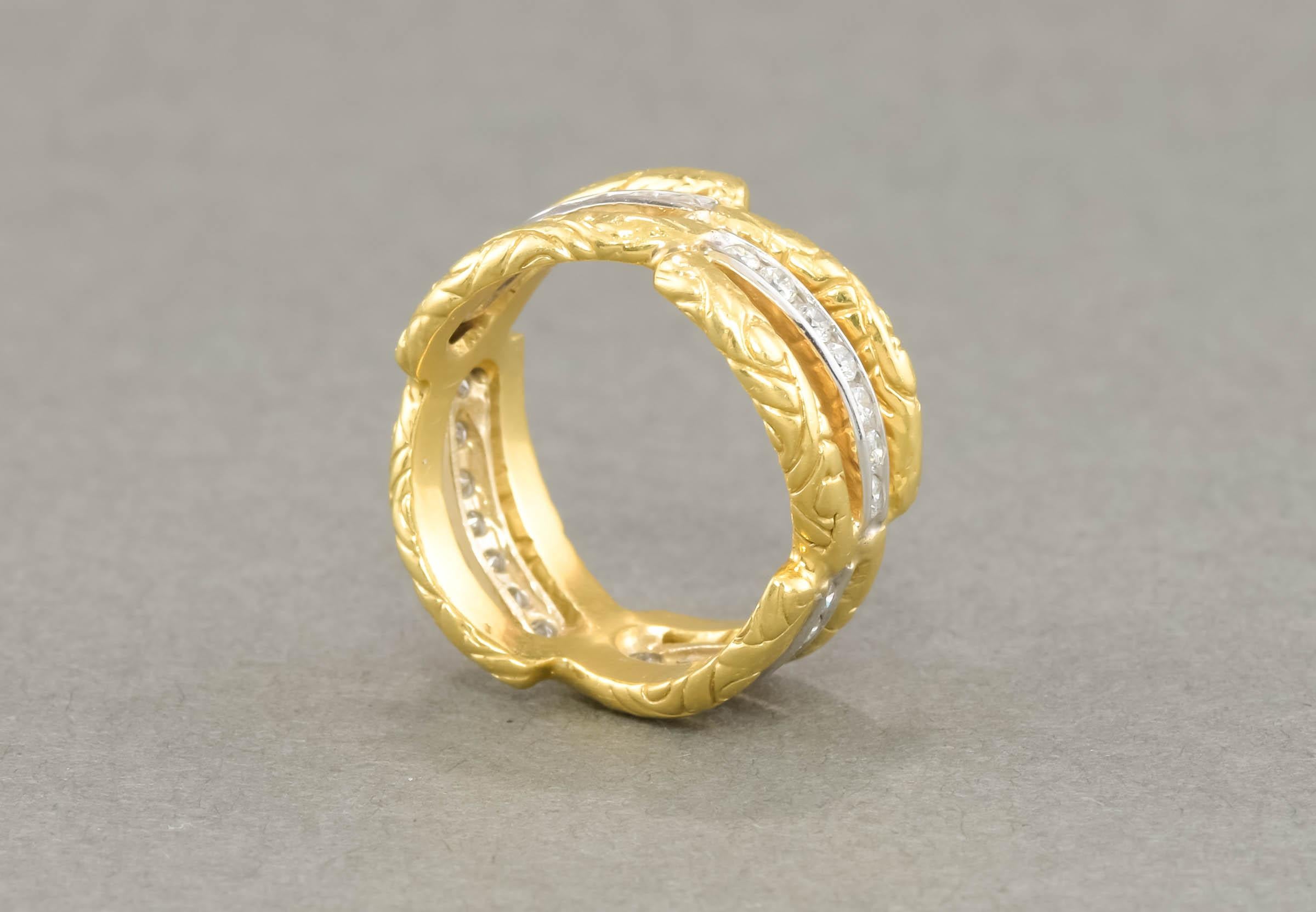 Magnifique et substantiel sur la main, ce large bracelet d'éternité présente de jolis détails ainsi que des diamants de qualité.

Réalisé en or jaune et en or blanc 18 carats, le bracelet présente un étonnant motif de vagues décalées, avec des