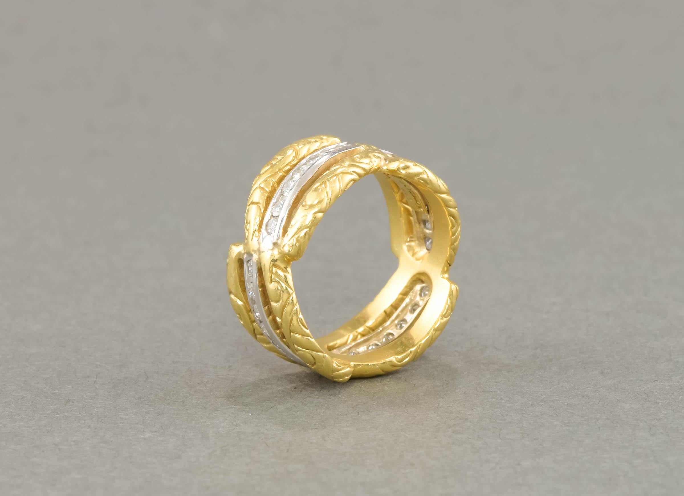Substantielle bague d'éternité en or 18 carats et diamants avec motif feuillagé Pour femmes en vente