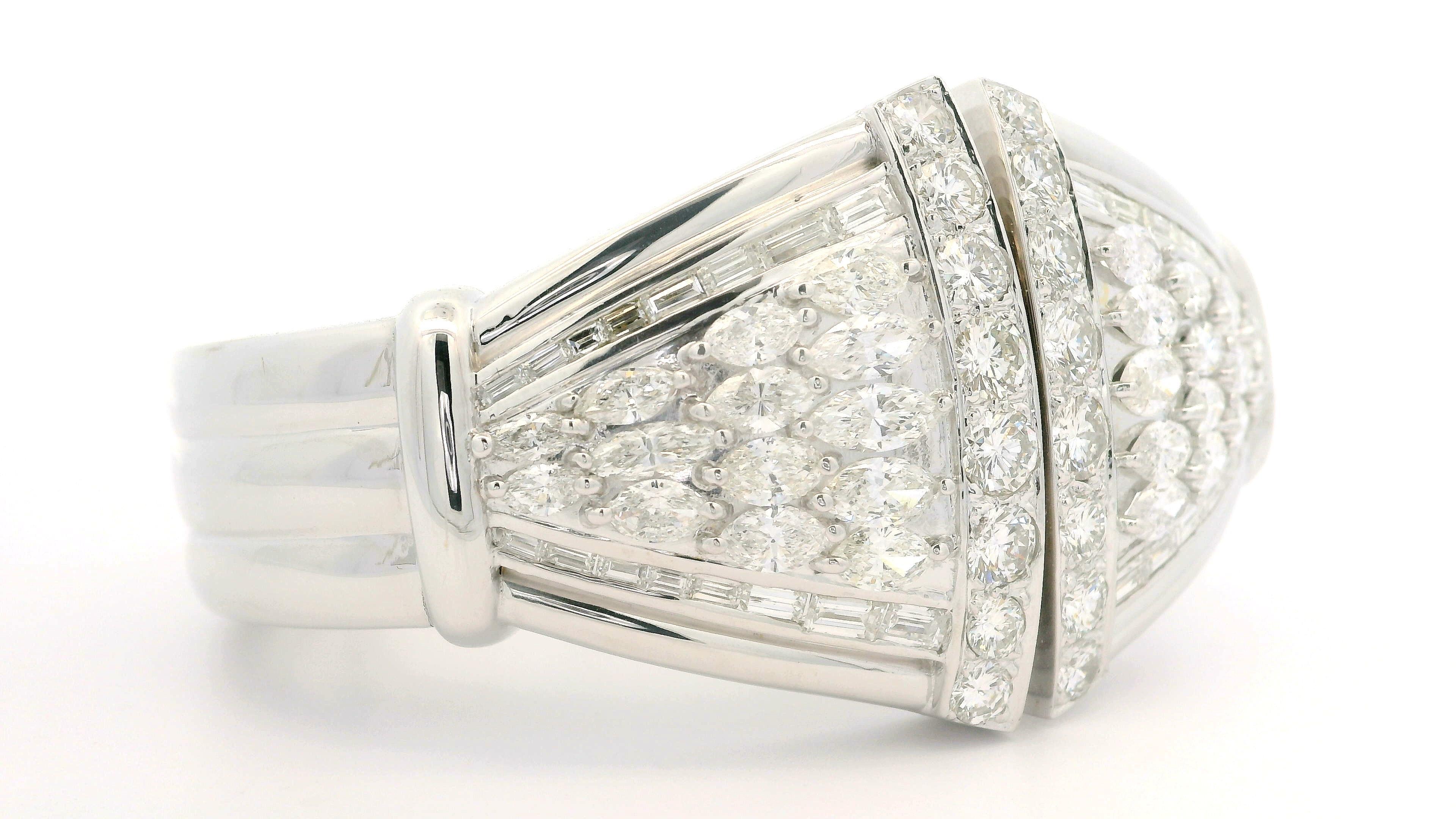 Substantiel bracelet jonc évasé à charnières en or blanc 18 carats et diamants 10 carats en vente 5