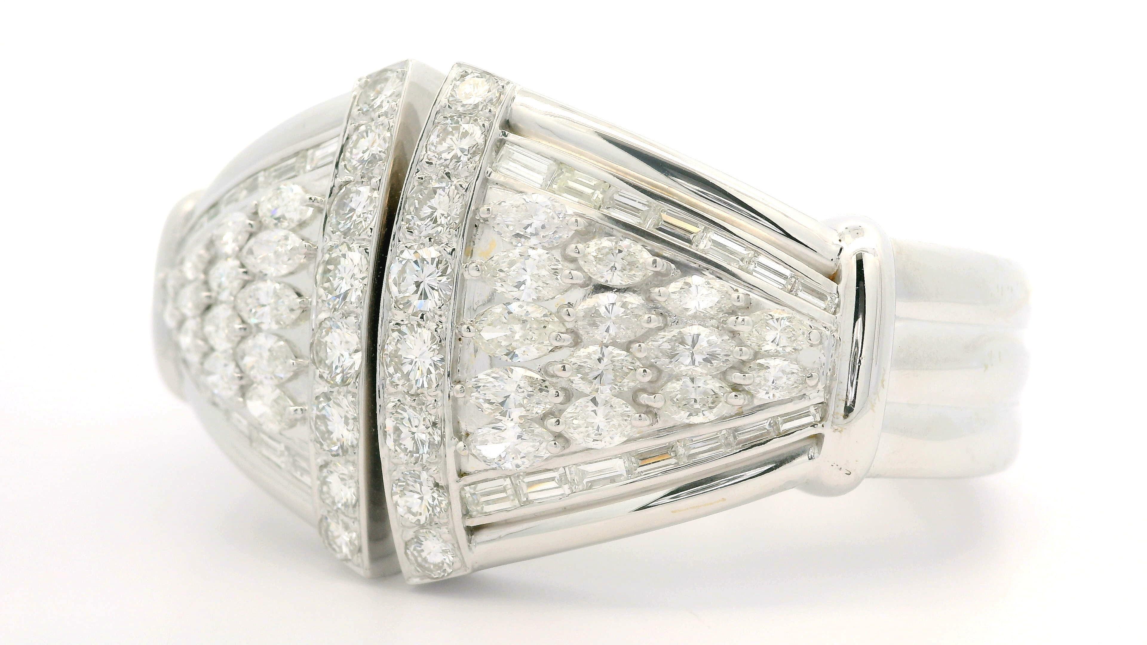 Substantiel bracelet jonc évasé à charnières en or blanc 18 carats et diamants 10 carats en vente 6