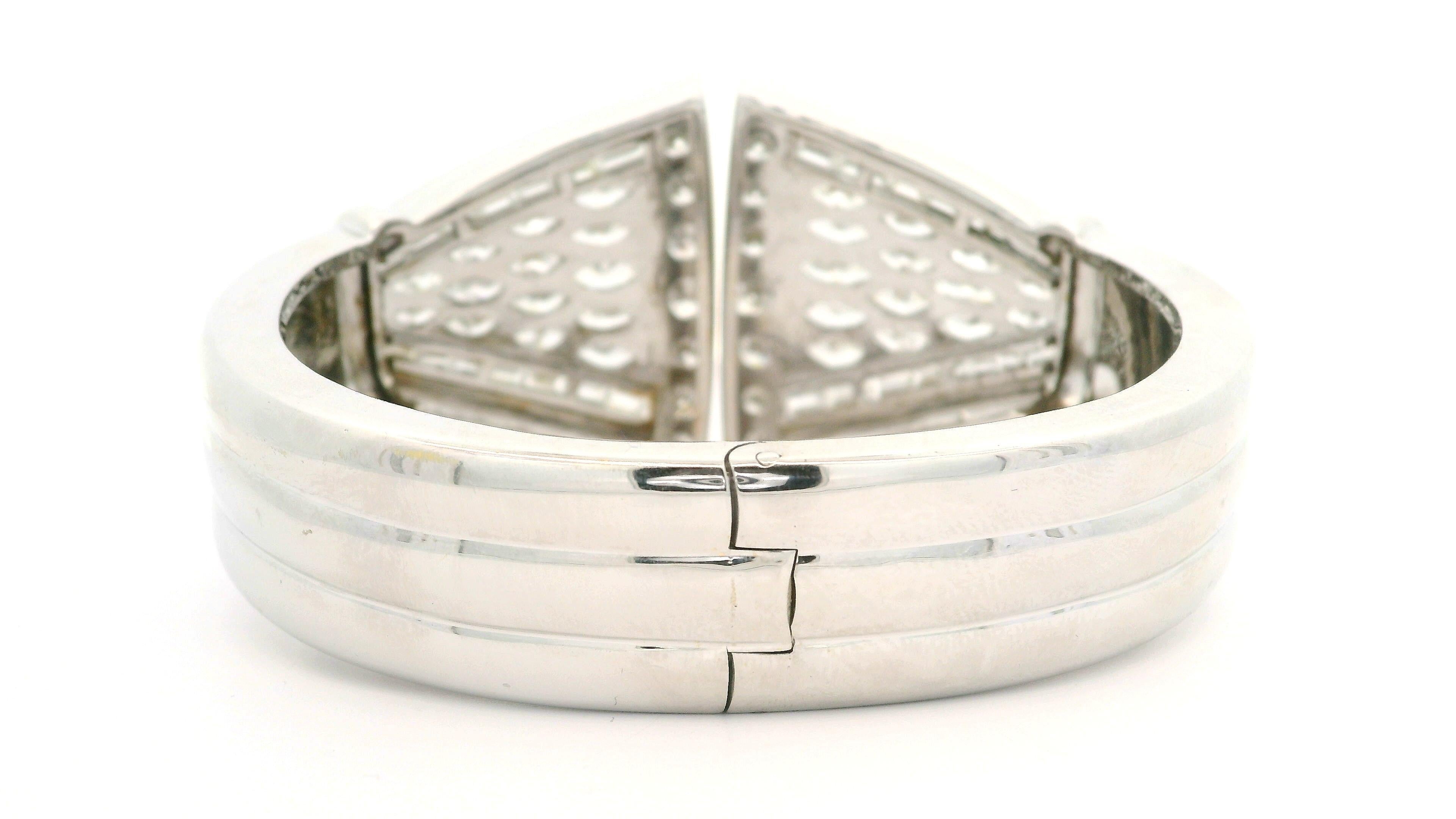 Substantiel bracelet jonc évasé à charnières en or blanc 18 carats et diamants 10 carats en vente 8