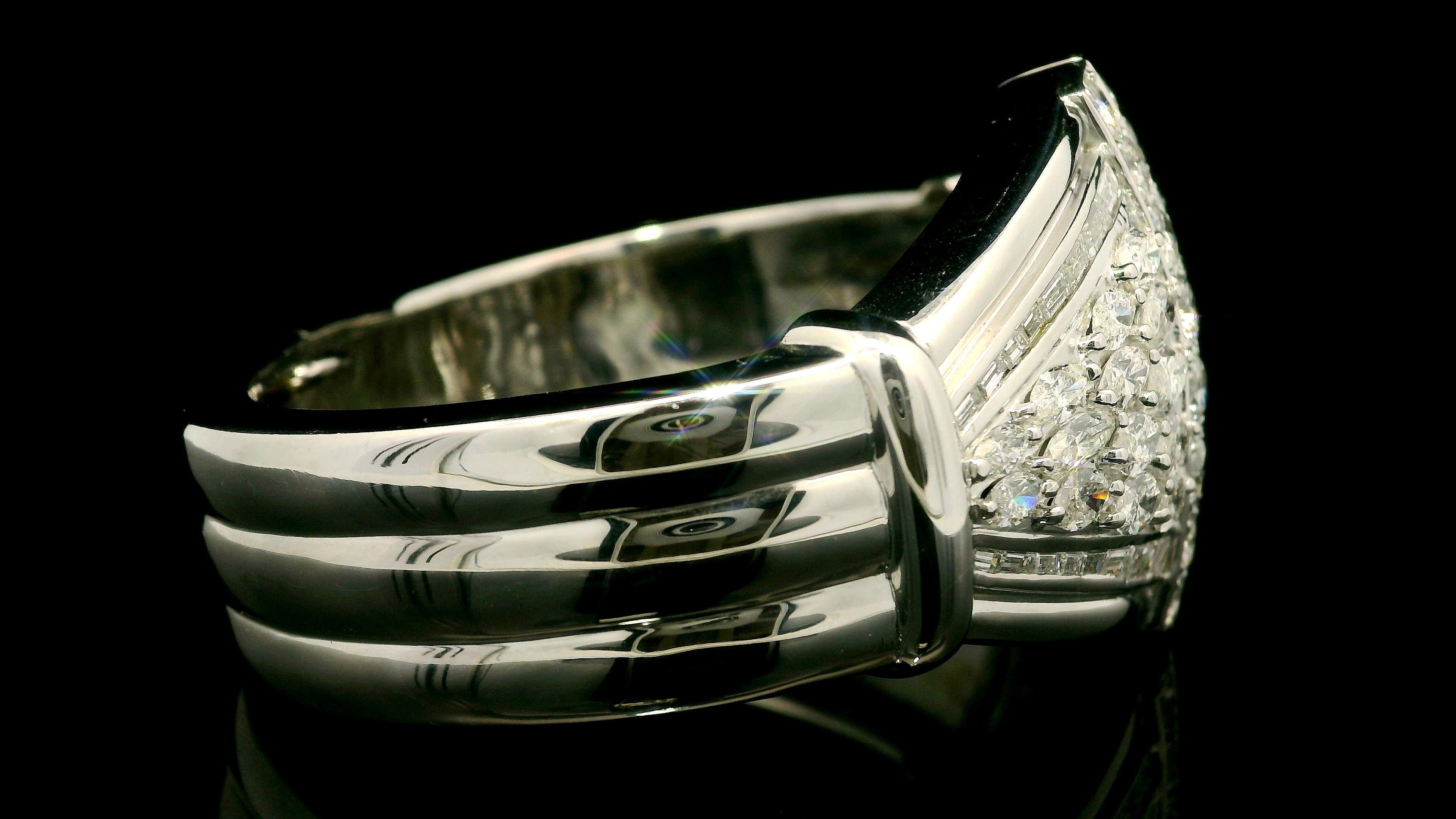 Taille Marquise Substantiel bracelet jonc évasé à charnières en or blanc 18 carats et diamants 10 carats en vente