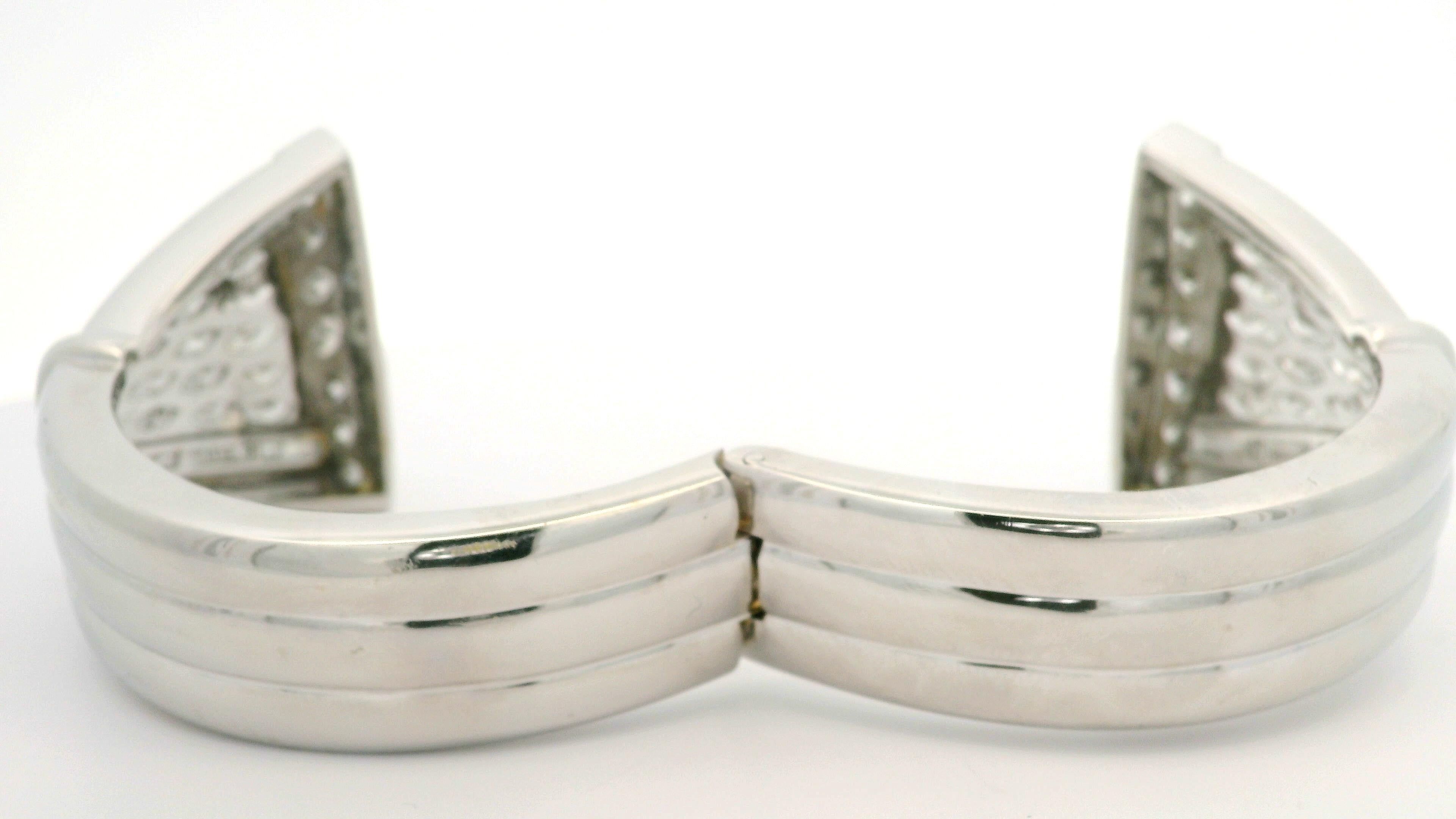 Substantiel bracelet jonc évasé à charnières en or blanc 18 carats et diamants 10 carats Pour femmes en vente
