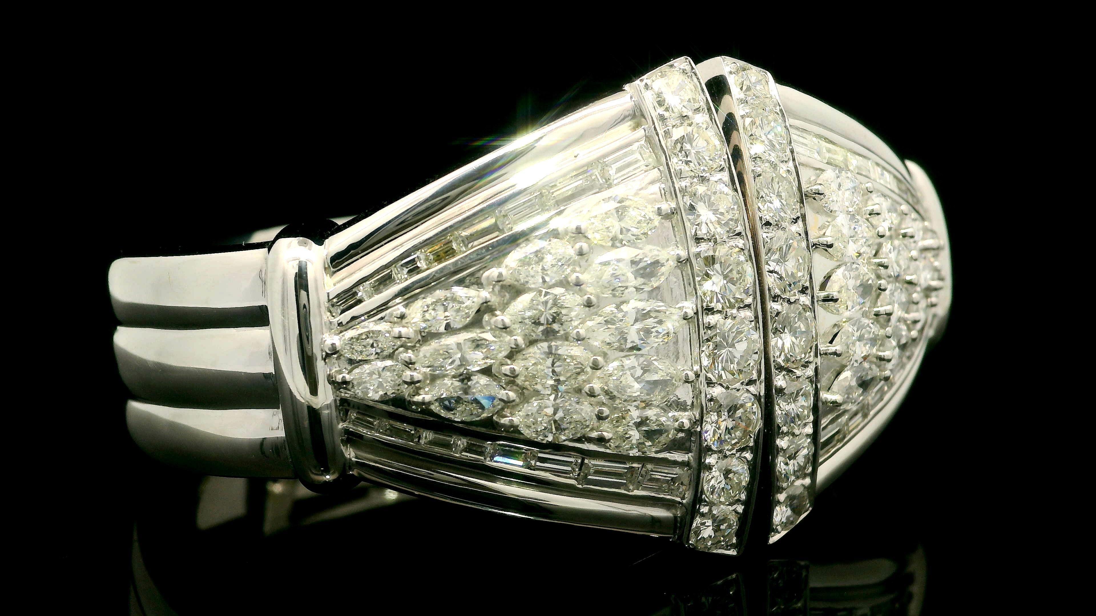 Substantiel bracelet jonc évasé à charnières en or blanc 18 carats et diamants 10 carats en vente 1