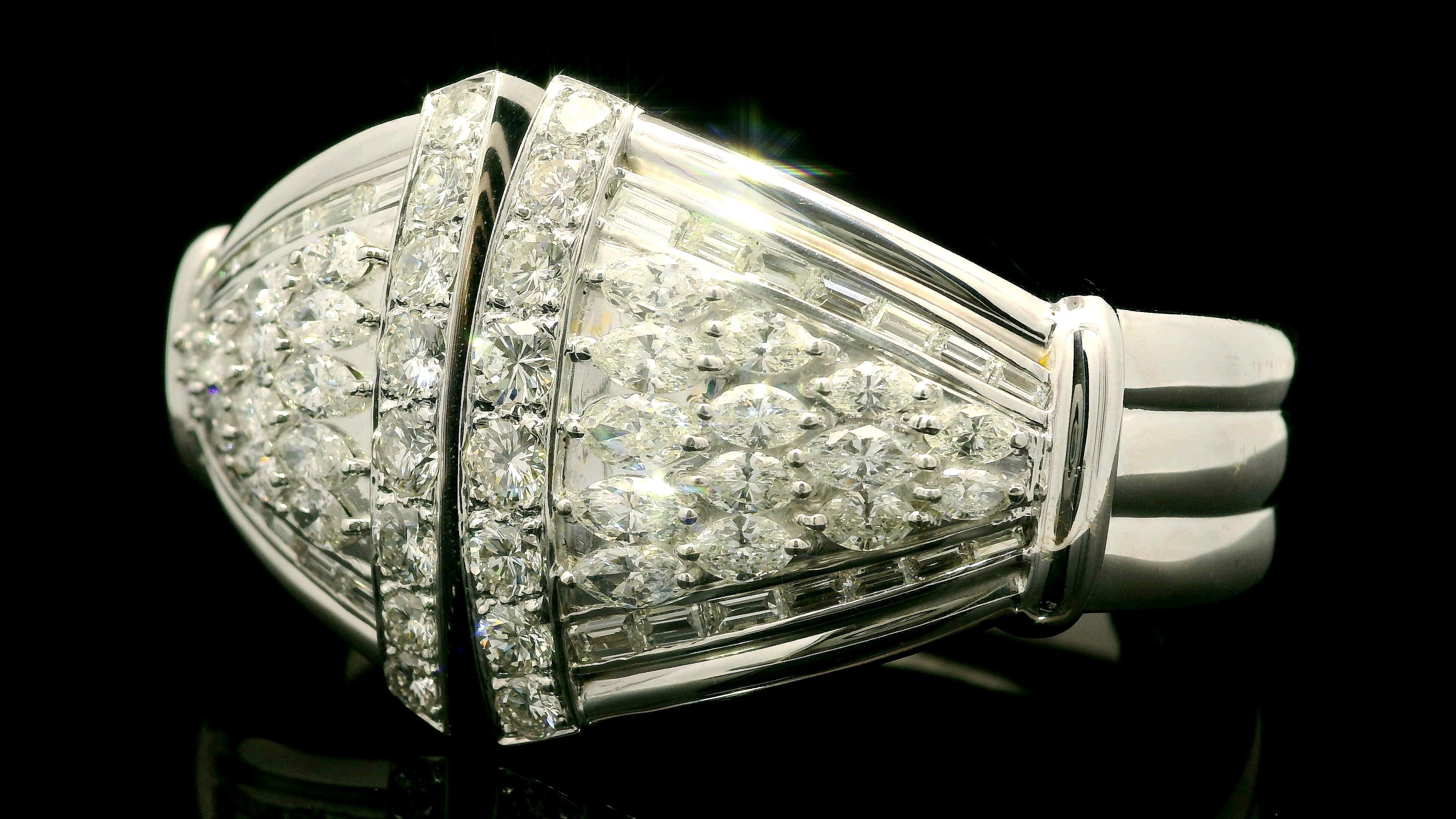 Substantiel bracelet jonc évasé à charnières en or blanc 18 carats et diamants 10 carats en vente 2