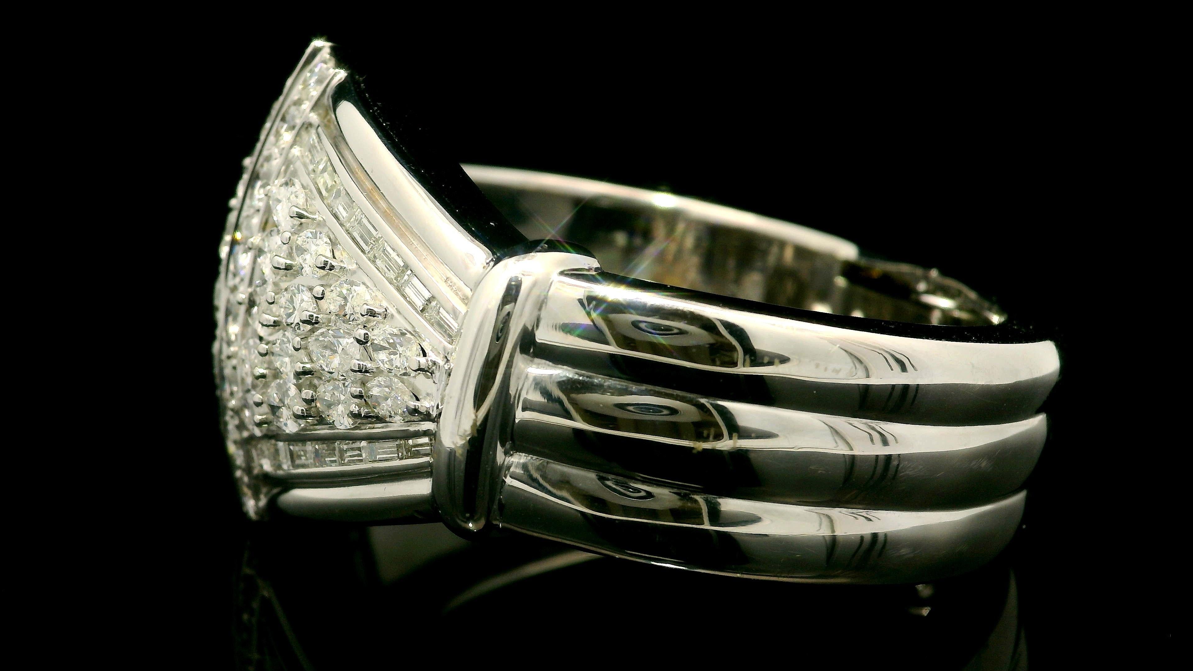 Substantiel bracelet jonc évasé à charnières en or blanc 18 carats et diamants 10 carats en vente 3
