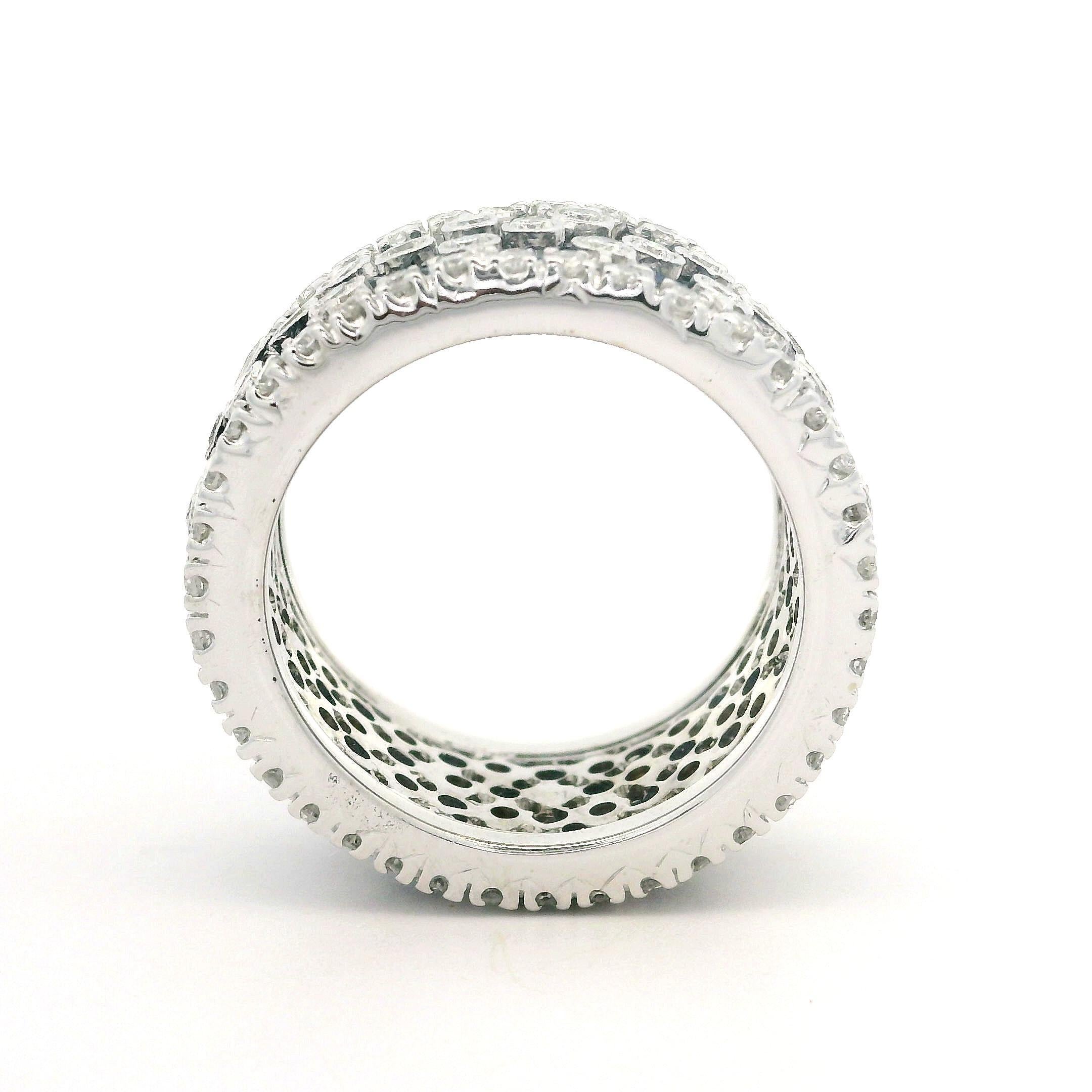 Anello a fascia larga con zaffiro e diamante in oro bianco 18 carati da 3,60 ct. in vendita 1