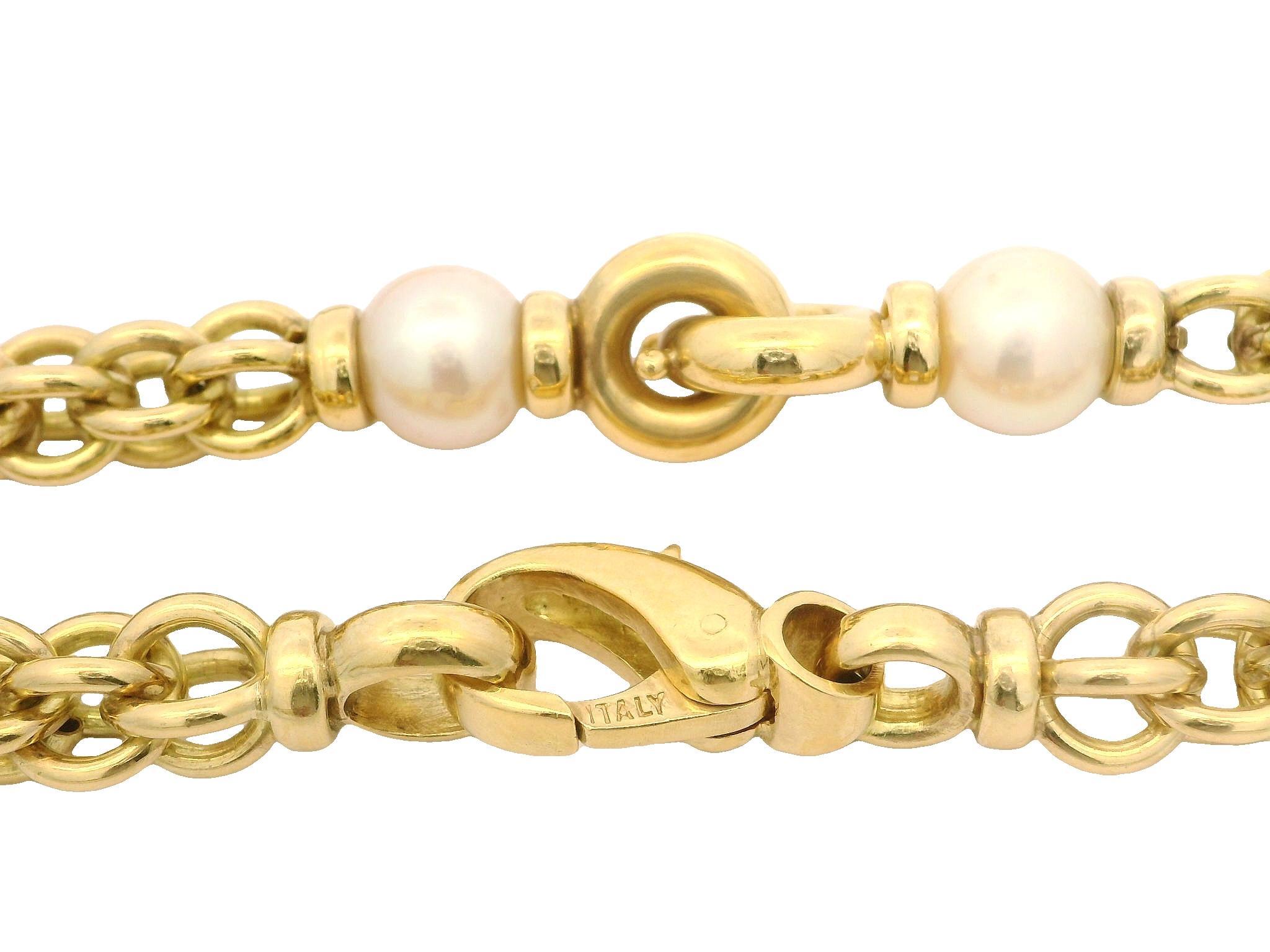 --Pierre(s) :...
(16) Perles de culture véritables - forme ronde - couleur blanche avec reflets roses - 8,8-9,2 mm chacune (environ)
 
MATERIAL : Or jaune 18k massif 
Poids : 132,80 grammes
Type de chaîne : 37