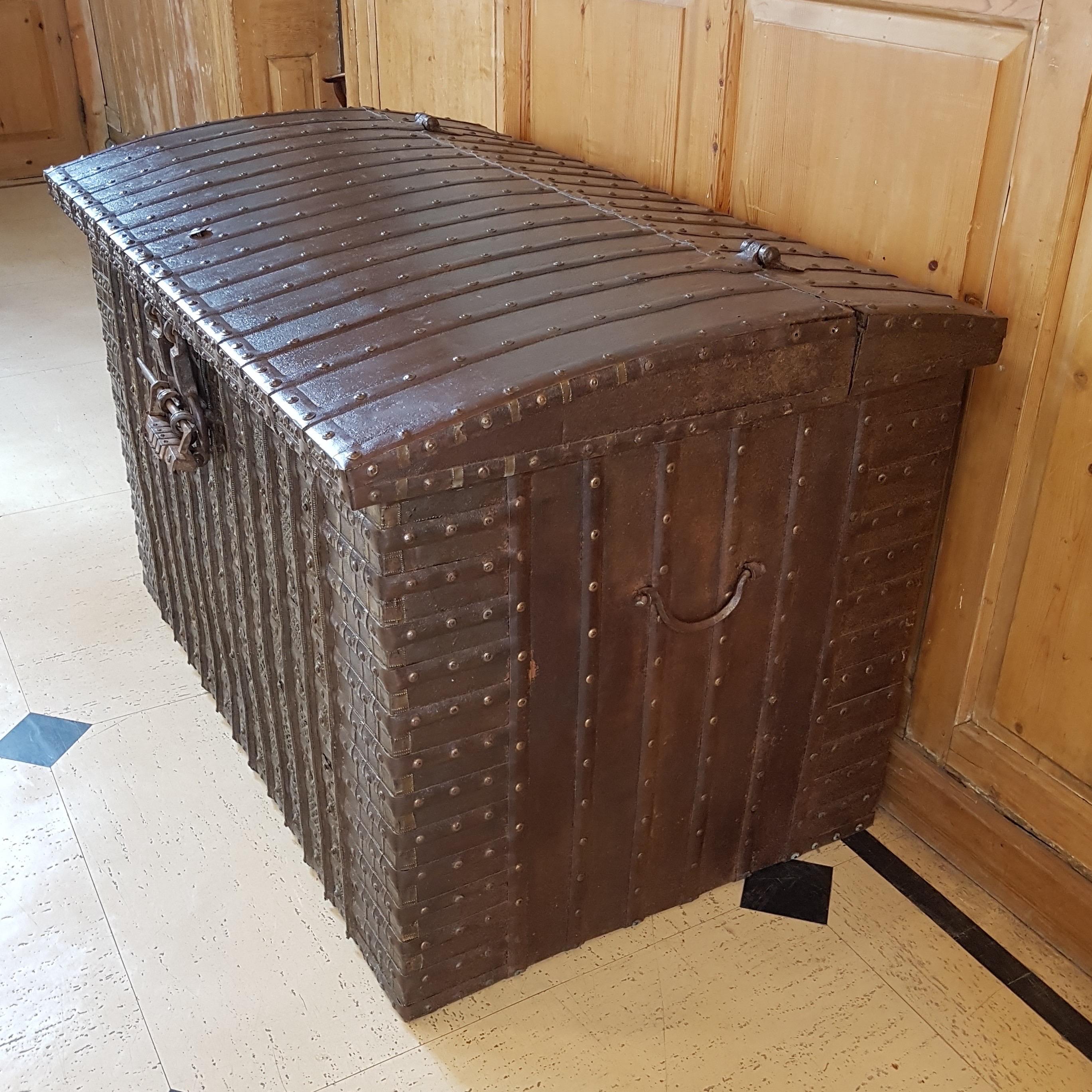 Substantial 19th C. Rajasthan Iron-banded Damchiya Dowry Chest with Rare Lock For Sale 3