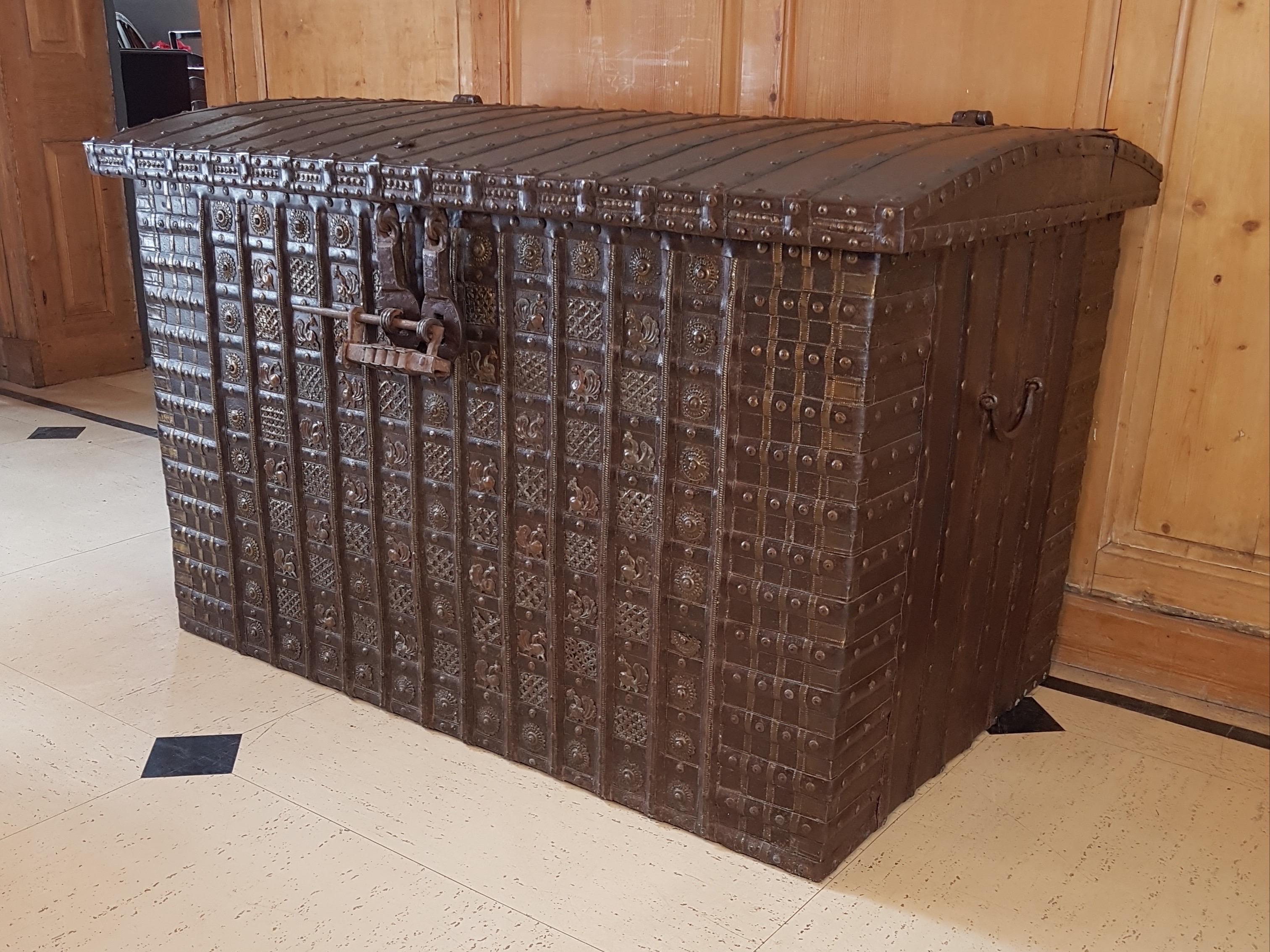 Substantial 19th C. Rajasthan Iron-banded Damchiya Dowry Chest with Rare Lock In Good Condition For Sale In Cheltenham, GB