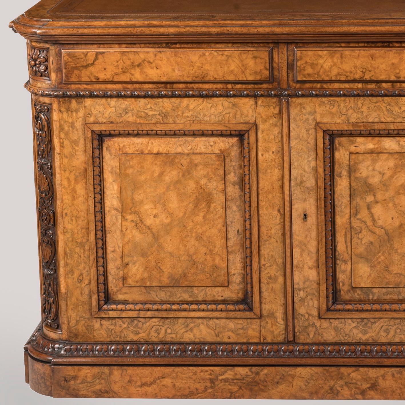 Importante table d'associé en ronce de noyer figurée du 19e siècle par Holland & Sons en vente 3