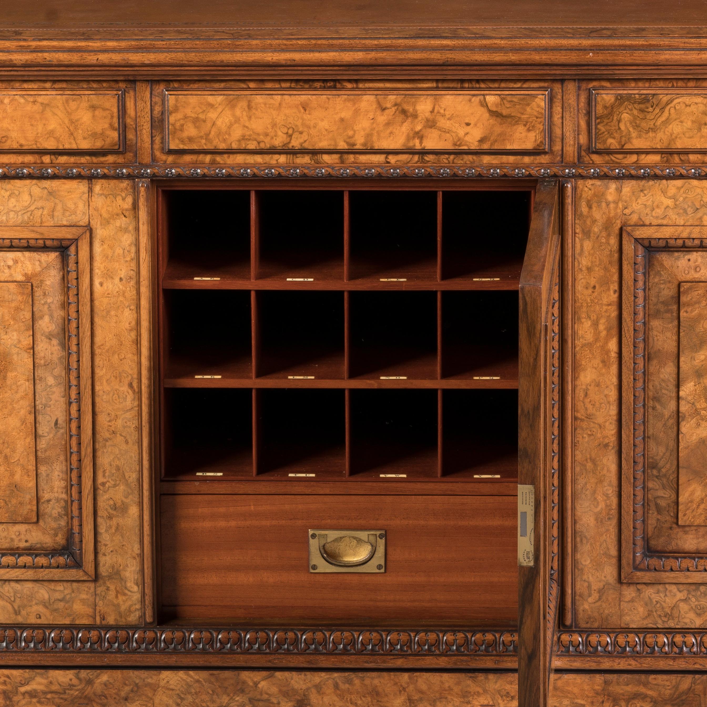 Importante table d'associé en ronce de noyer figurée du 19e siècle par Holland & Sons en vente 4