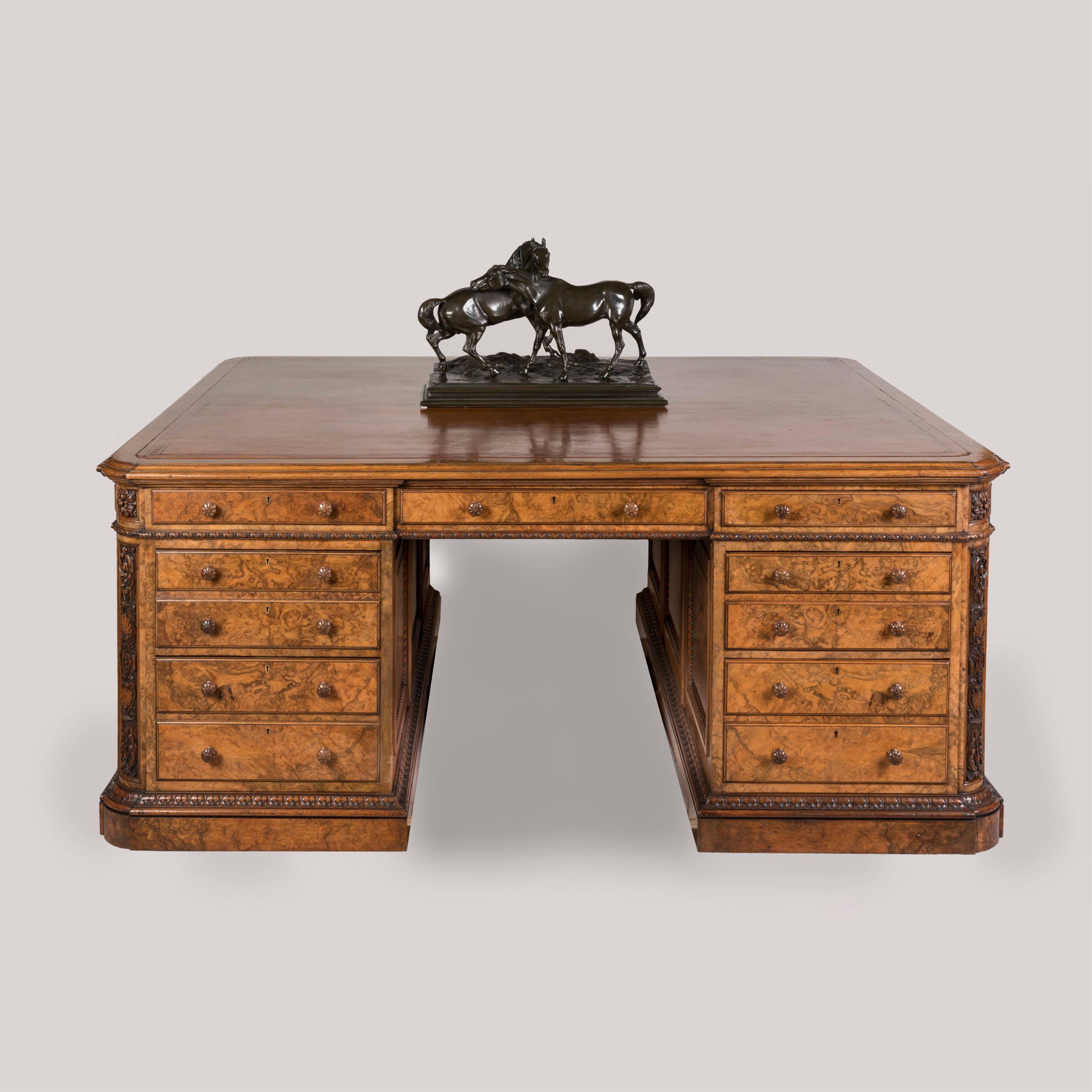 Bureau d'associé en noyer massif
Par Holland & Sons

Bureau d'associé entièrement aménagé avec des dispositions identiques des deux côtés, construit en noyer finement figuré et avec un plateau en cuir du Maroc estampé, le bureau à piédestal reposant