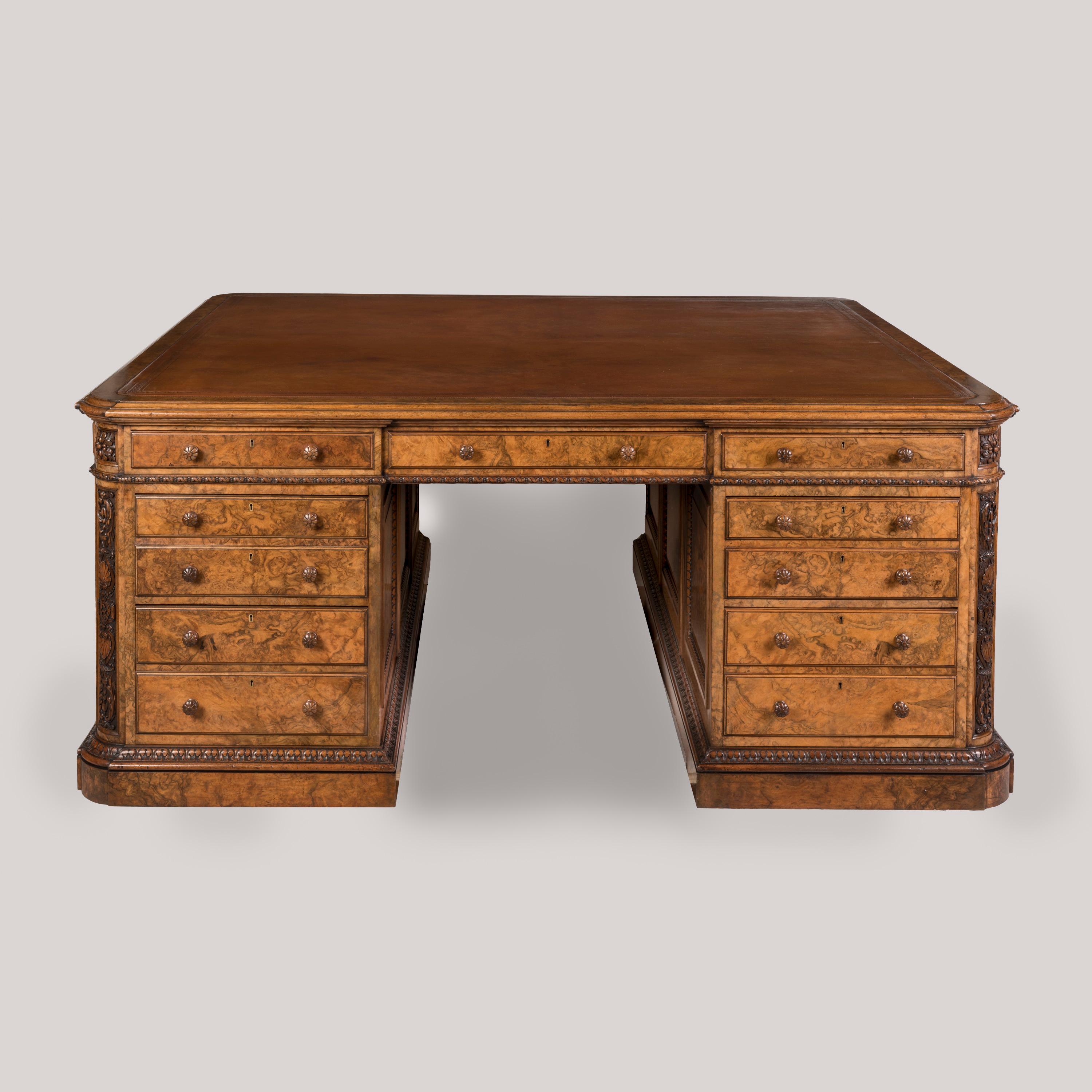 Victorien Importante table d'associé en ronce de noyer figurée du 19e siècle par Holland & Sons en vente