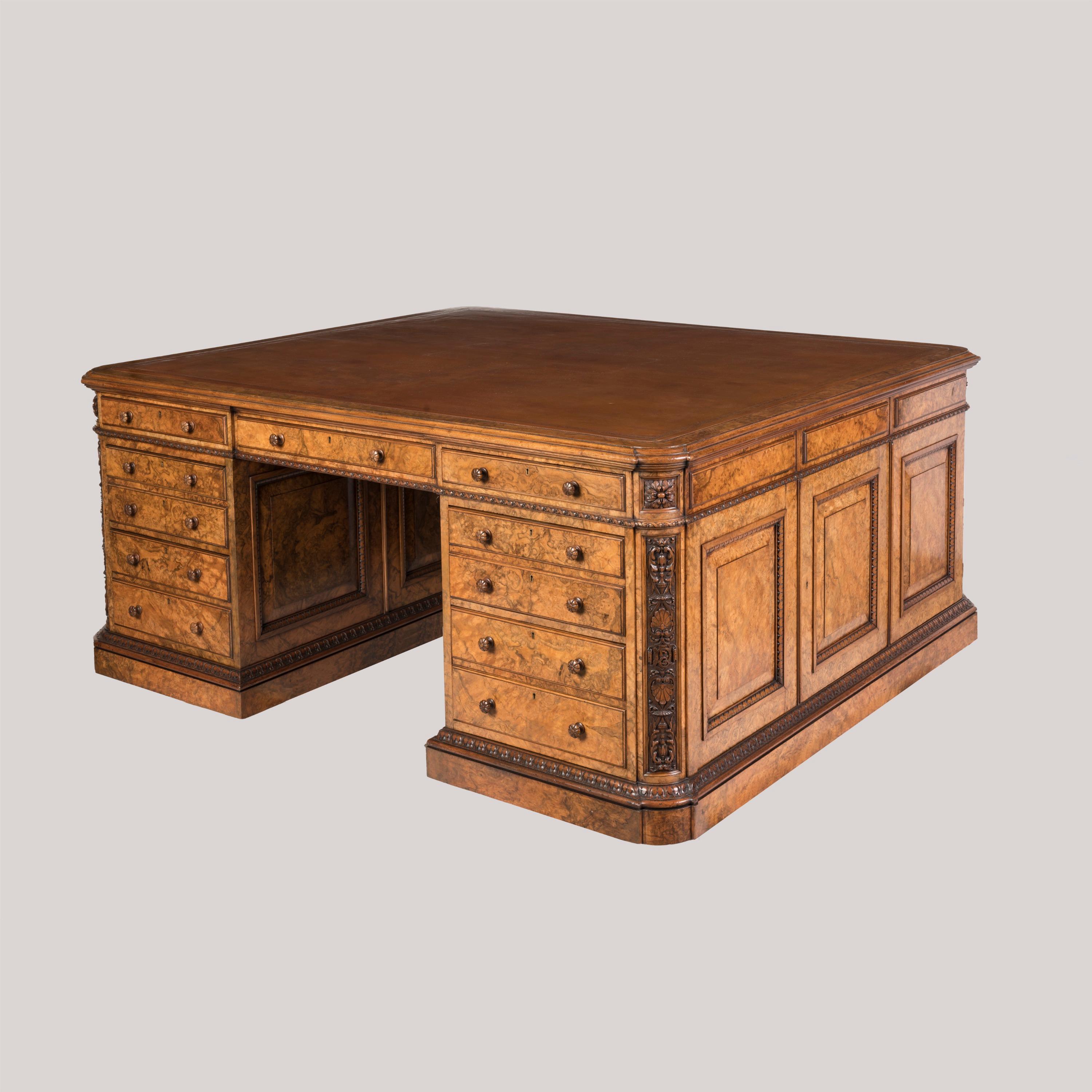 Anglais Importante table d'associé en ronce de noyer figurée du 19e siècle par Holland & Sons en vente