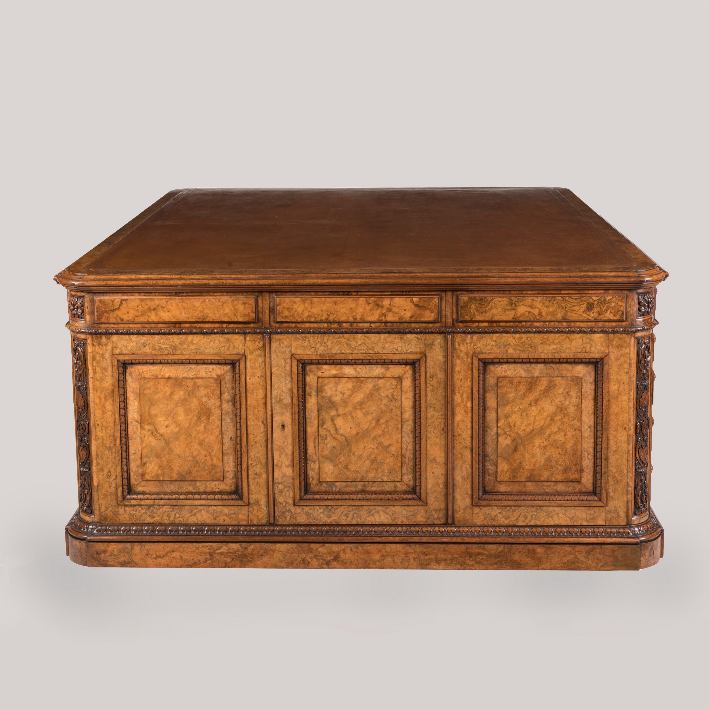 XIXe siècle Importante table d'associé en ronce de noyer figurée du 19e siècle par Holland & Sons en vente