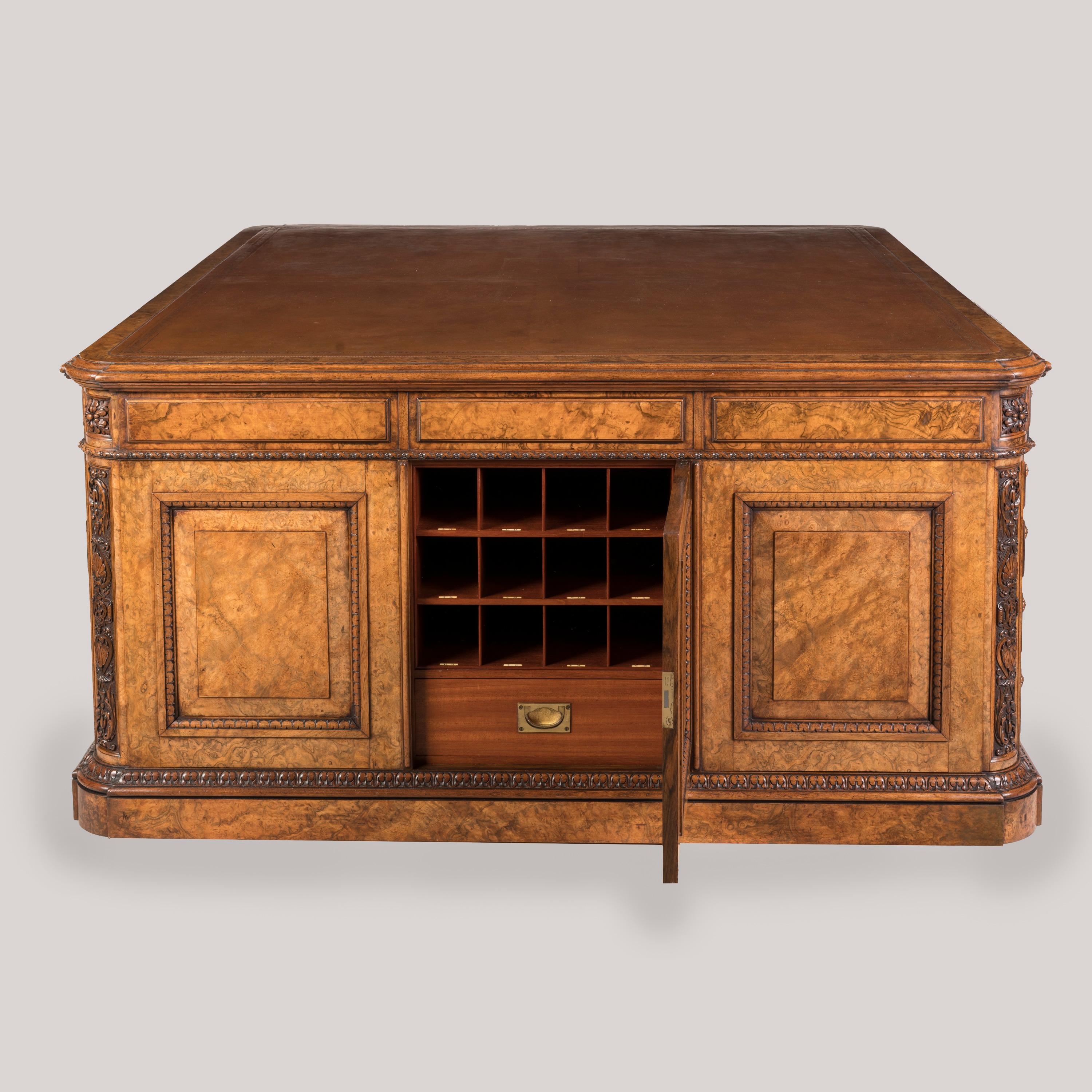 Cuir Importante table d'associé en ronce de noyer figurée du 19e siècle par Holland & Sons en vente