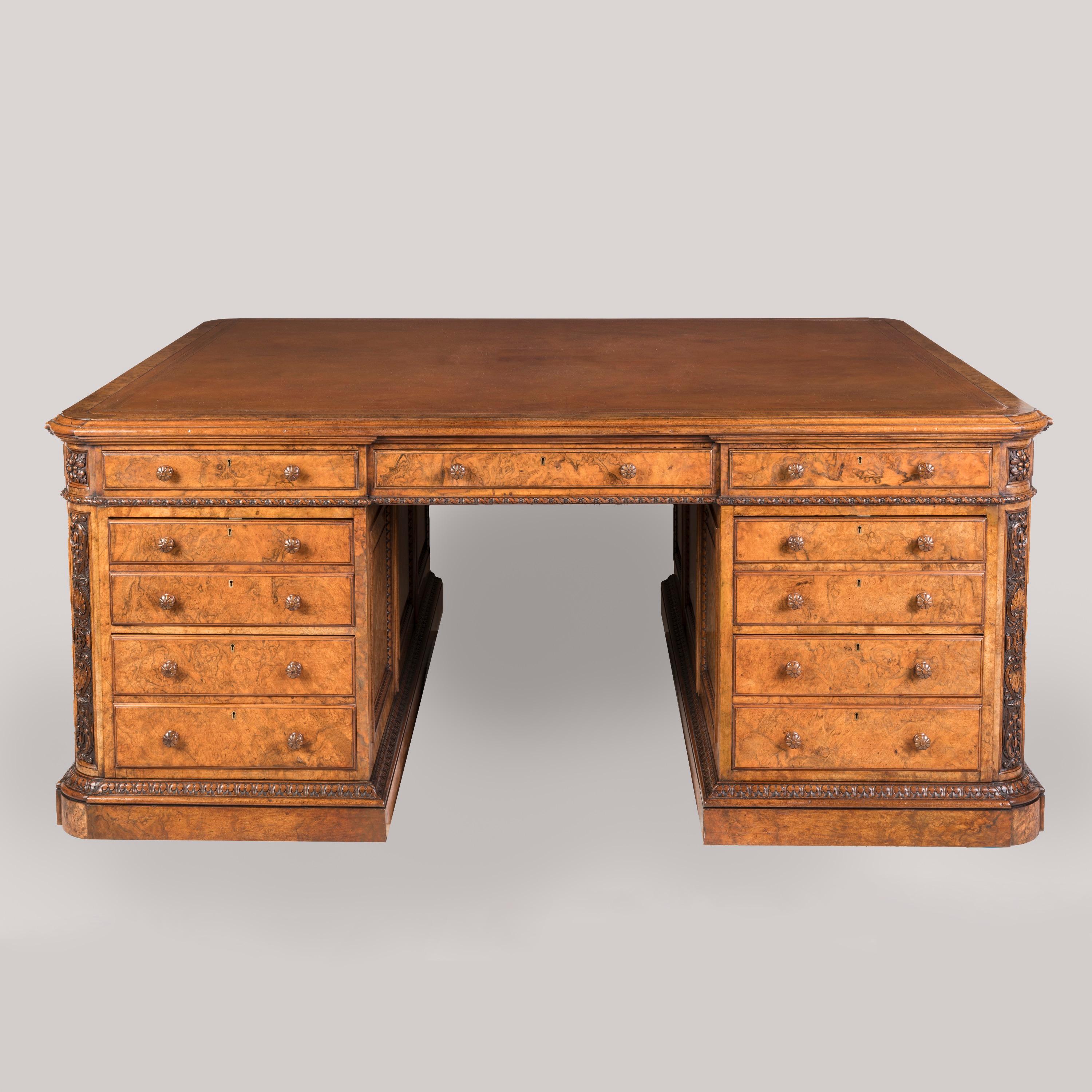 Importante table d'associé en ronce de noyer figurée du 19e siècle par Holland & Sons en vente 1