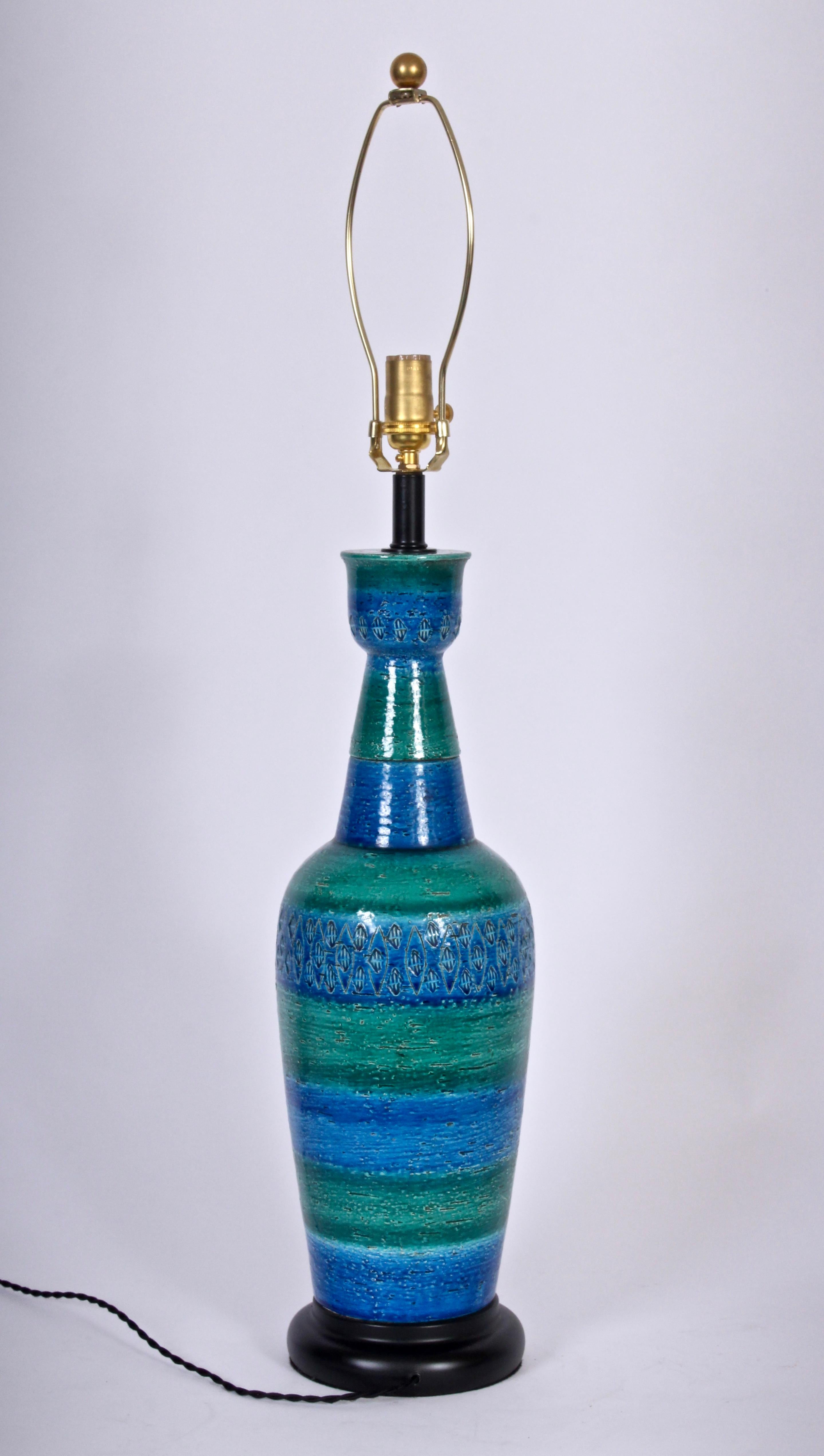 Lampada da tavolo alta Aldo Londi per Bitossi con incisione blu e verde distribuita da Rosenthal Netter. Caratterizzato da una classica forma Londi realizzata a mano, accenti orizzontali di diamanti impressi, ampie bande orizzontali nei toni del