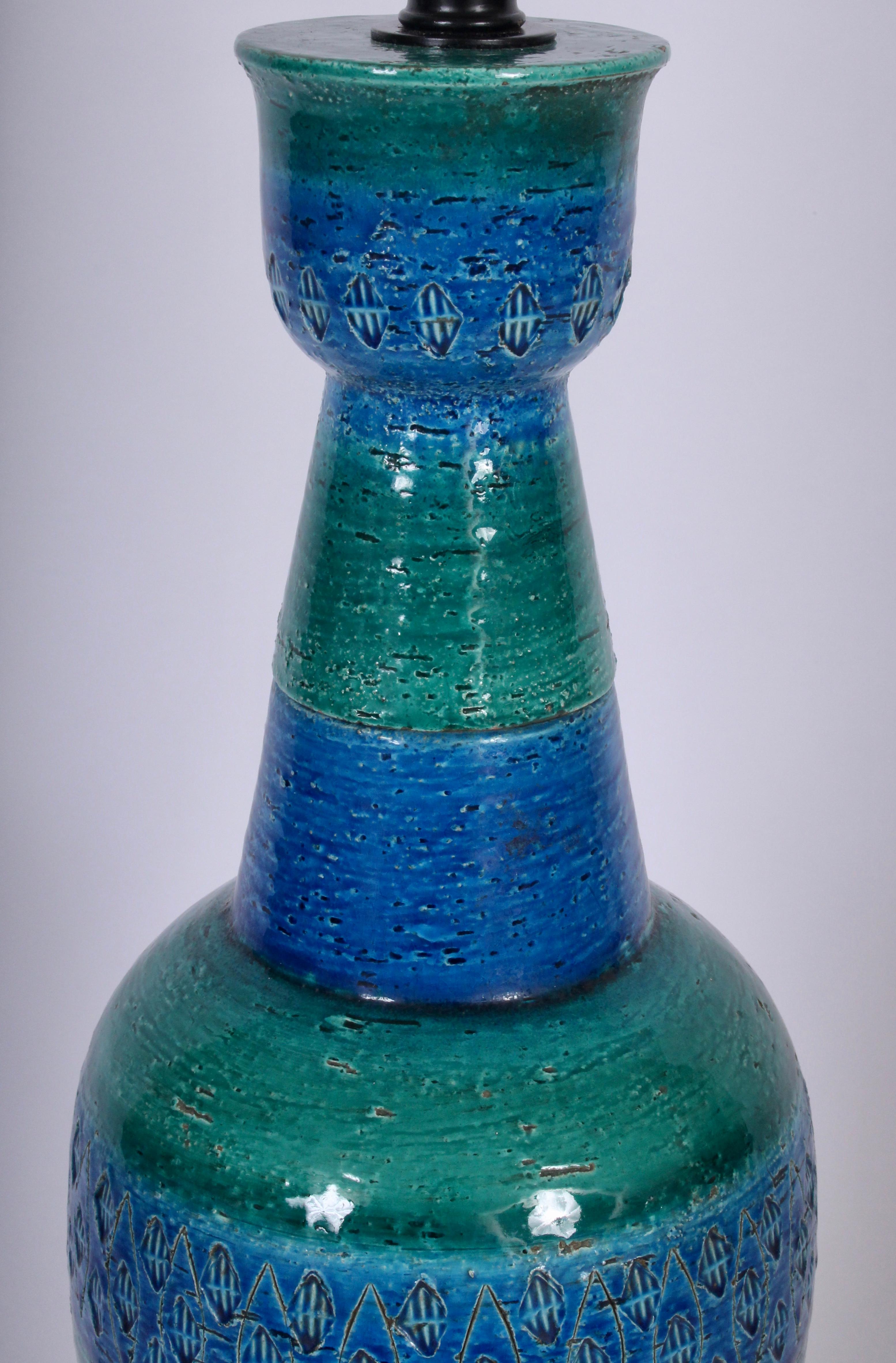Mid-Century moderno Lampada da tavolo in ceramica blu e verde incisa di Aldo Londi Bitossi, anni '50 in vendita