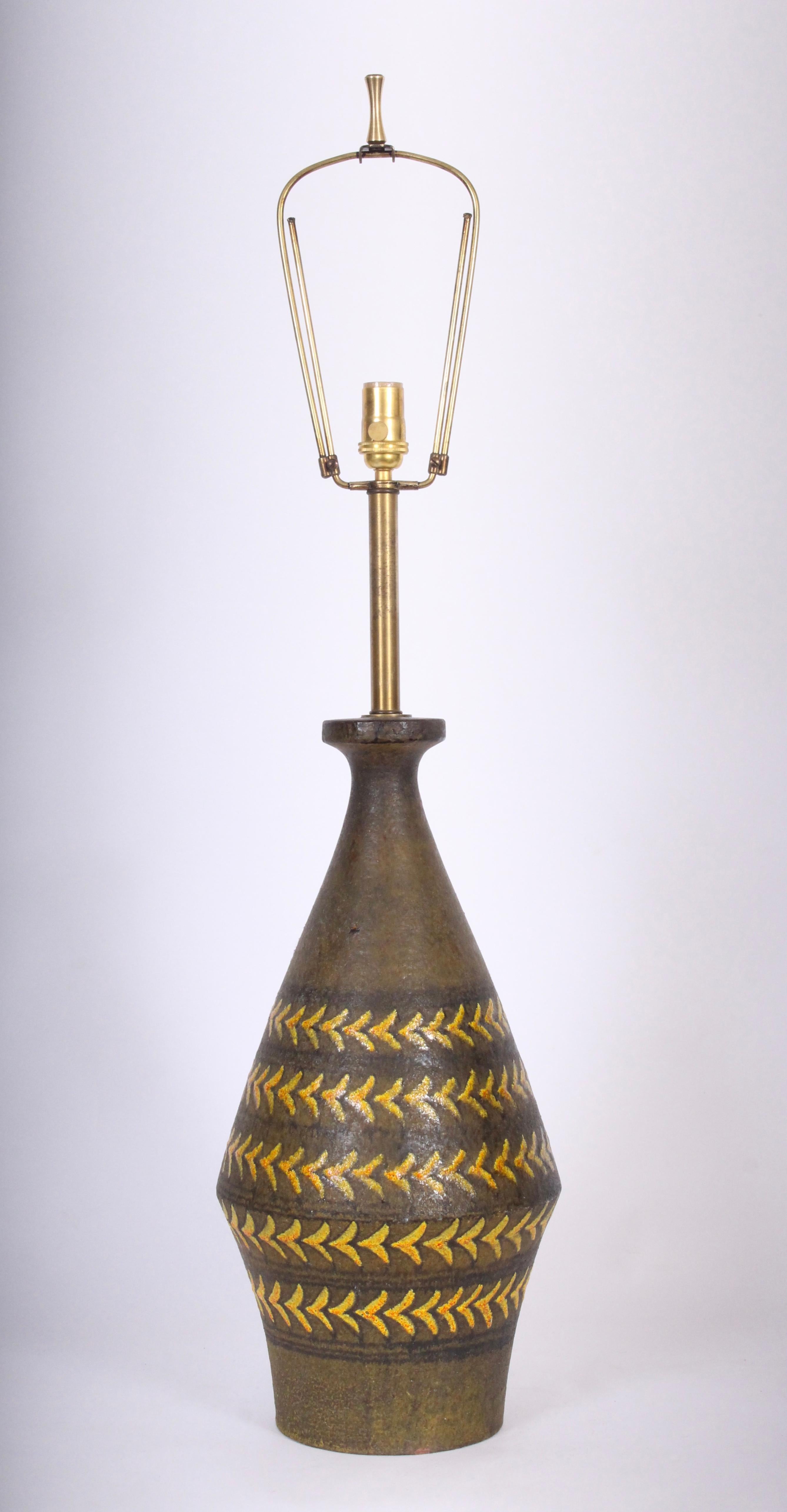 Monumentale lampe de table Aldo Londi for Bitossi en poterie d'art émaillée fabriquée à la main, années 1960. Forme caractéristique en brun foncé réfléchissant, peinte à la main avec de fines rayures verticales marron et des accents de flèche jaune,