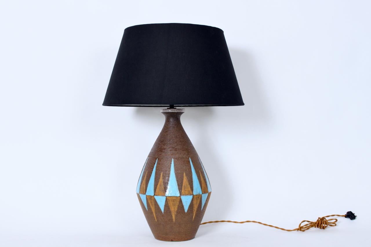 Large Aldo Londi Bitossi hand painted Glazed Ceramic Table Lamp. Featuring a tall, textured bulbous bottle form in textured Cocoa clay accented with hand-painted Chocolate Brown and reflecting Light Blue glazed, double triangular decoration, top