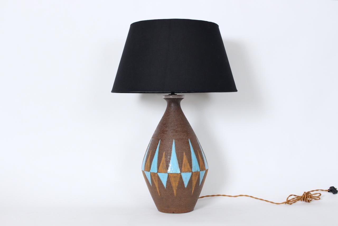 Mid-Century Modern Substantial Aldo Londi for Bitossi Cocoa, Chocolate & Blue Pottery Table Lamp For Sale