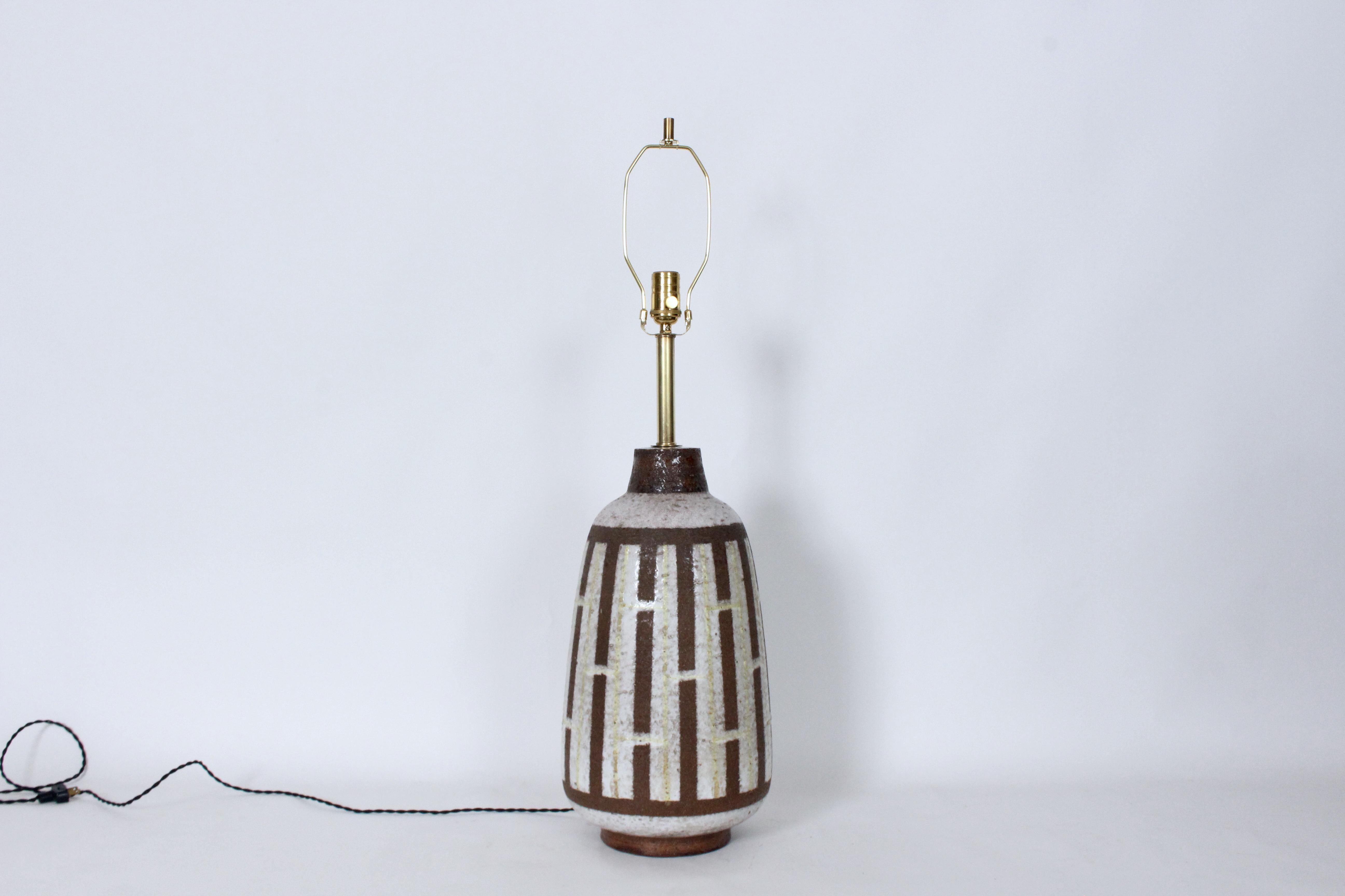 Substantial Aldo Londi for Bitossi Cocoa & Cream Pottery Table Lamp, C. 1950 (Moderne der Mitte des Jahrhunderts) im Angebot
