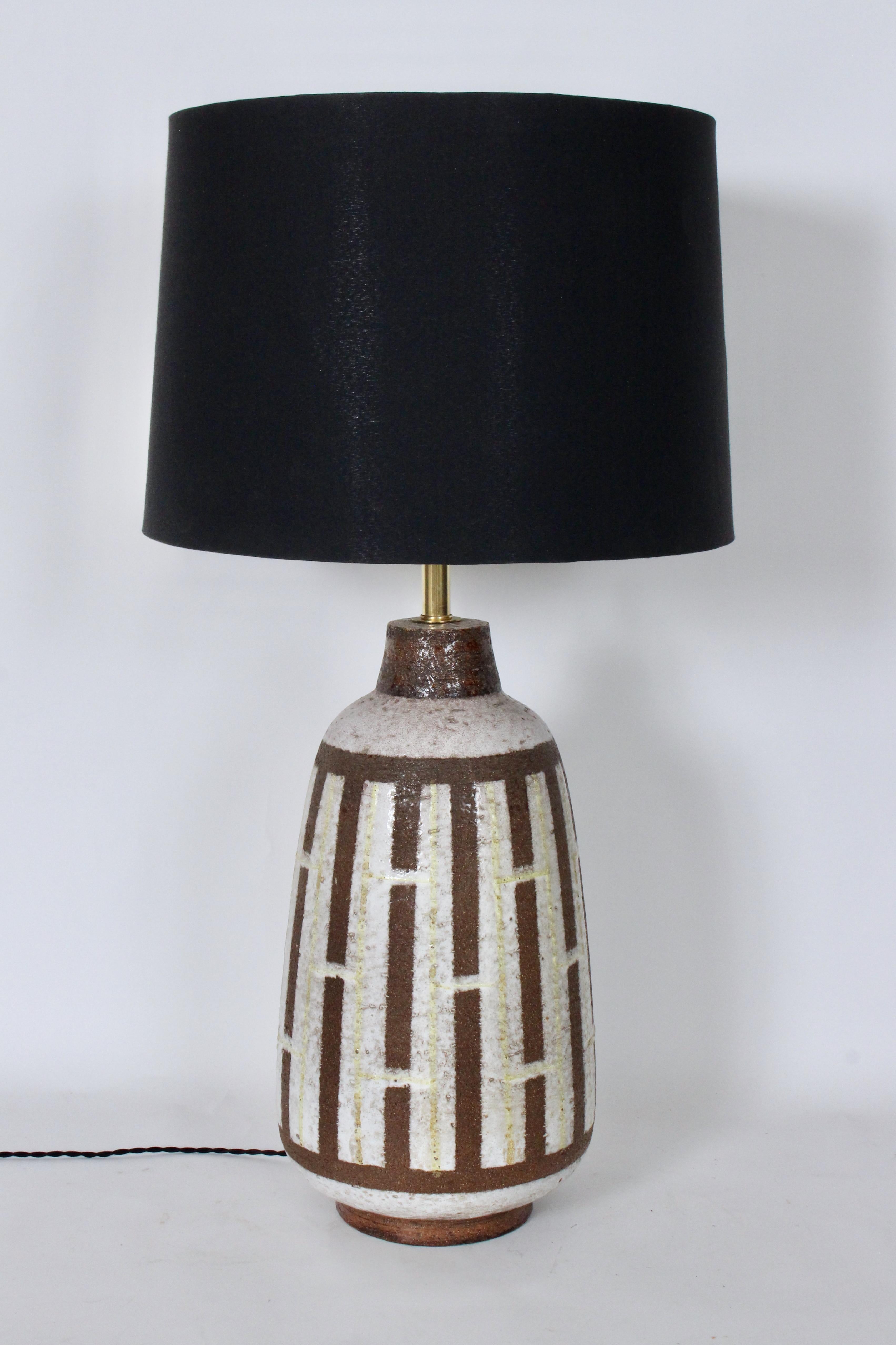 Substantial Aldo Londi for Bitossi Cocoa & Cream Pottery Table Lamp, C. 1950 (Italienisch) im Angebot