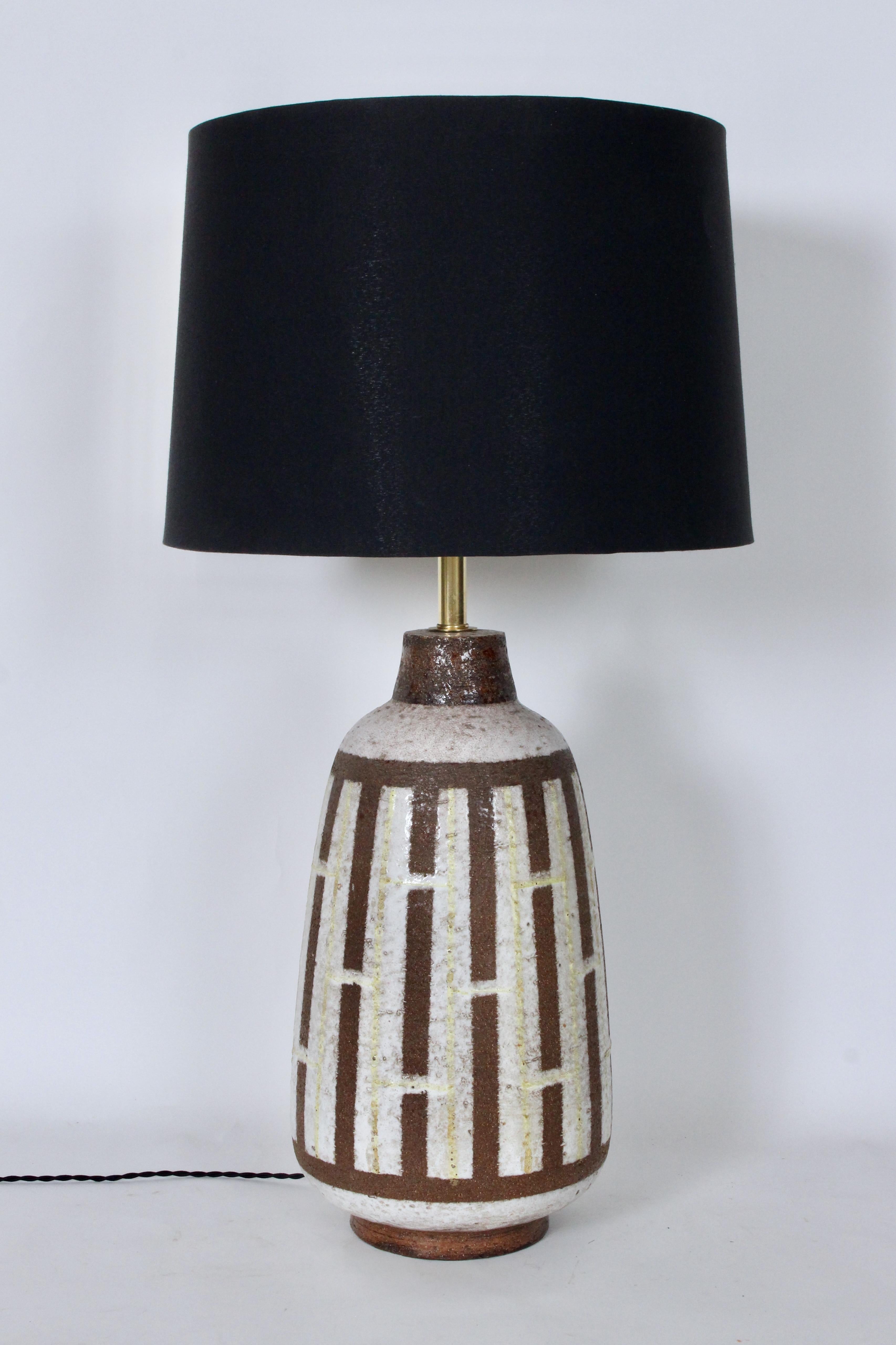 Substantial Aldo Londi for Bitossi Cocoa & Cream Pottery Table Lamp, C. 1950 (Glasiert) im Angebot